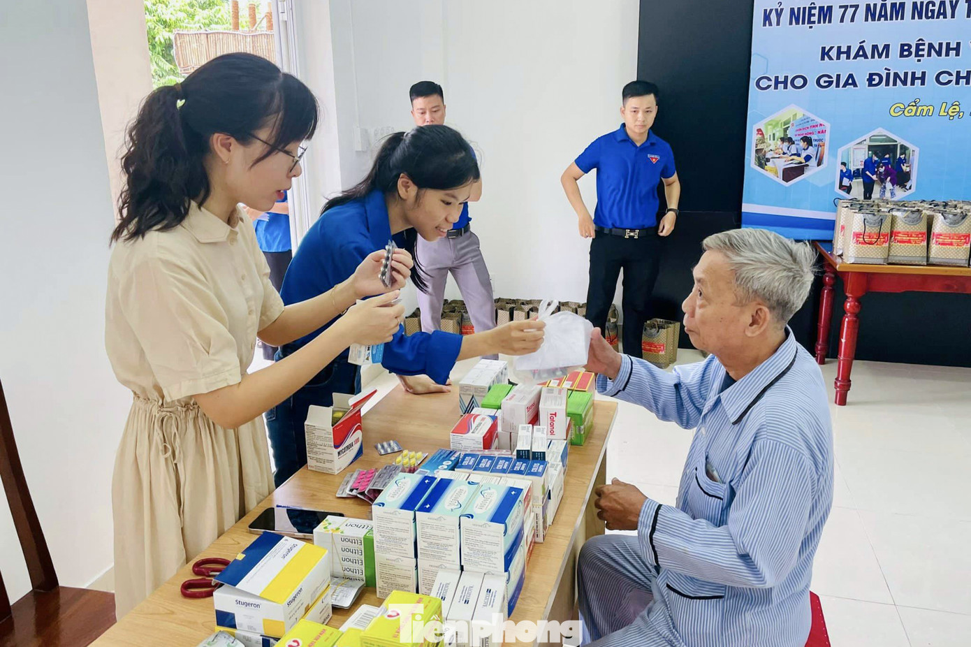 Gần 100 thương bệnh binh, người có công với cách mạng, gia đình chính sách... được các y bác sĩ Trung tâm y tế quận Cẩm Lệ thăm, khám bệnh, tư vấn sức khỏe, hướng dẫn phòng một số bệnh thường gặp ở người cao tuổi, và được cấp phát thuốc miễn phí.