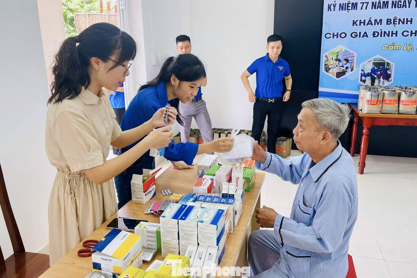 Gần 100 thương bệnh binh, người có công với cách mạng, gia đình chính sách... được các y bác sĩ Trung tâm y tế quận Cẩm Lệ thăm, khám bệnh, tư vấn sức khỏe, hướng dẫn phòng một số bệnh thường gặp ở người cao tuổi, và được cấp phát thuốc miễn phí.