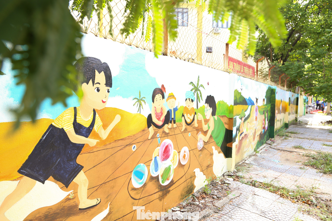 "Tuyến đường bích họa này dự kiến sẽ là một điểm check in mới, thu hút người dân và các bạn trẻ. Địa phương tiếp nhận công trình, có phương án giữ gìn để đây luôn là tuyến đường sáng - xanh - sạch - đẹp", ông Giang nói.