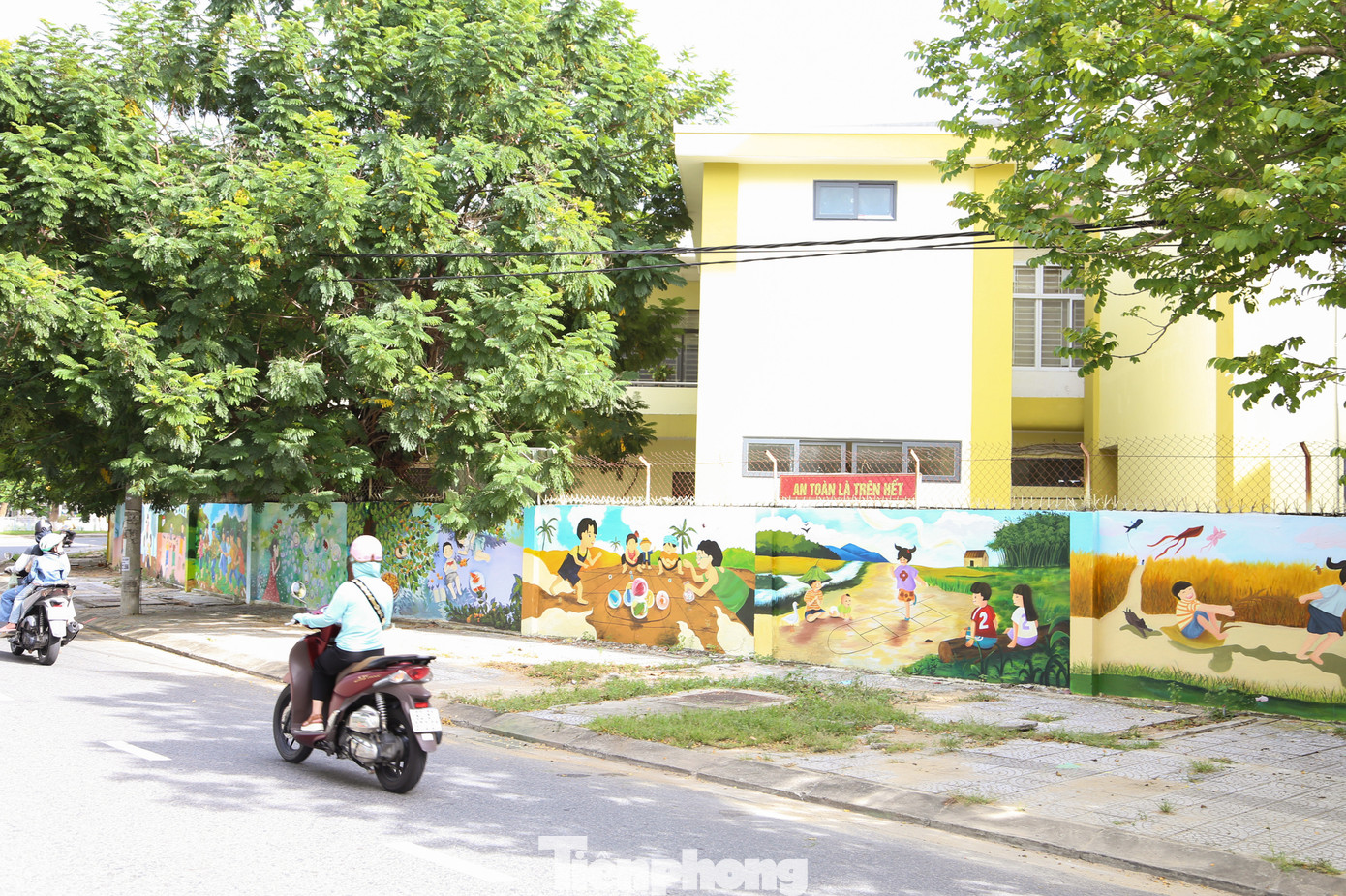 Con đường bích họa với chủ đề "Ký ức tuổi thơ" dọc sông Phú Lộc (quận Thanh Khê, Đà Nẵng) vừa hoàn thành với những bức tranh rực rỡ sắc màu về các trò chơi dân gian, gắn liền với tuổi thơ mỗi bạn trẻ. Ảnh: Giang Thanh