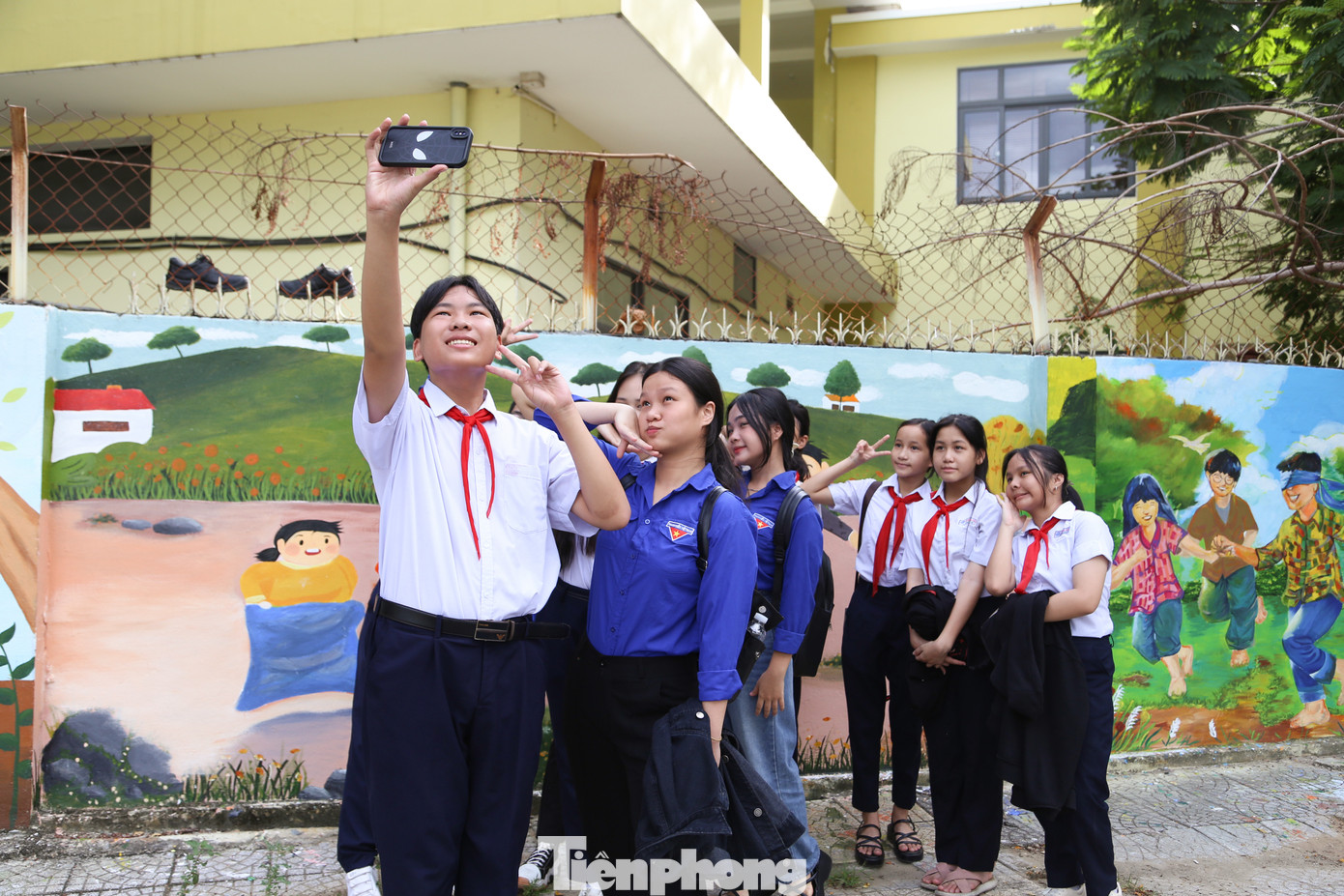 Các bạn trẻ vui vẻ check-in bên những bức tranh tường sinh động. Em Phương Uyên (học sinh trường THCS Đỗ Đăng Tuyển) chia sẻ: "Đây là điểm nhấn độc đáo cho dòng sông Phú Lộc. Với tuyến đường bích họa này, chúng em có thêm không gian xanh để vui chơi, sinh hoạt,...", Uyên nói.