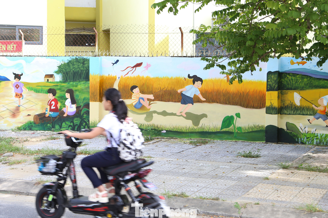 "Tuyến đường bích họa này dự kiến sẽ là một điểm check in mới, thu hút người dân và các bạn trẻ. Địa phương tiếp nhận công trình, có phương án giữ gìn để đây luôn là tuyến đường sáng - xanh - sạch - đẹp", ông Giang nói.