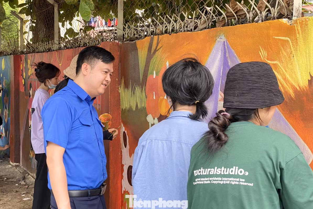 Trước đó, trong năm 2023, Thành Đoàn Đà Nẵng đã phối hợp với Sở Tài nguyên và Môi trường thực hiện công trình thanh niên "Cộng đồng chung tay bảo vệ nguồn nước và cải tạo cảnh quan sông Phú Lộc trên địa bàn quận Thanh Khê" với kinh phí 700 triệu đồng, gồm các hoạt động nâng cao nhận thức của người dân, làm sạch mặt nước ven bờ và trên sông Phú Lộc, vẽ tranh tường với chủ đề "Đà Nẵng xanh" dọc 190m đường Yên Khê 1.