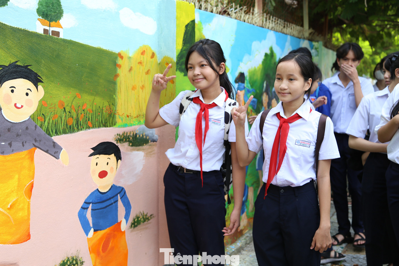 Dịp này, Thành Đoàn Đà Nẵng trao tặng địa phương 10 thùng rác để bố trí tại các điểm dọc tuyến đường; lắp đặt 10 bảng tuyên truyền, hướng dẫn người dân bảo vệ môi trường, bảo tồn nguồn nước, giữ gìn vệ sinh sông Phú Lộc và ra mắt đội hình tình nguyện bảo vệ môi trường sông Phú Lộc....