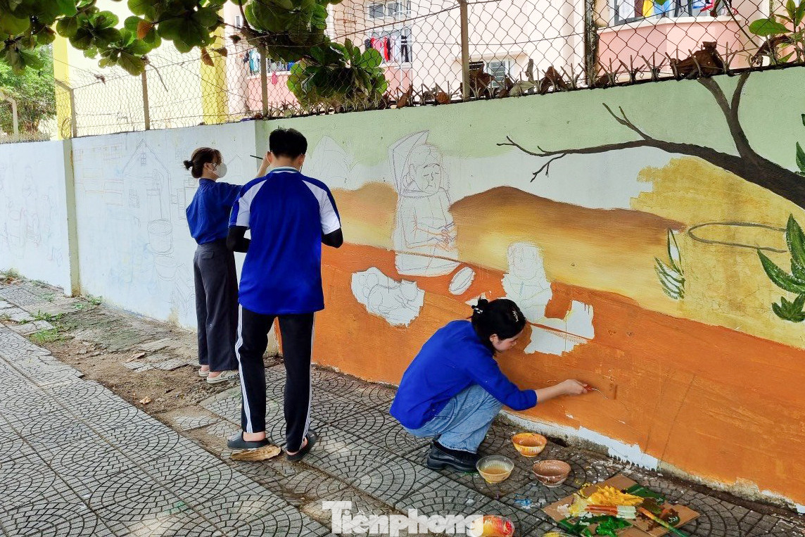 Trước đó, trong năm 2023, Thành Đoàn Đà Nẵng đã phối hợp với Sở Tài nguyên và Môi trường thực hiện công trình thanh niên "Cộng đồng chung tay bảo vệ nguồn nước và cải tạo cảnh quan sông Phú Lộc trên địa bàn quận Thanh Khê" với kinh phí 700 triệu đồng, gồm các hoạt động nâng cao nhận thức của người dân, làm sạch mặt nước ven bờ và trên sông Phú Lộc, vẽ tranh tường với chủ đề "Đà Nẵng xanh" dọc 190m đường Yên Khê 1.