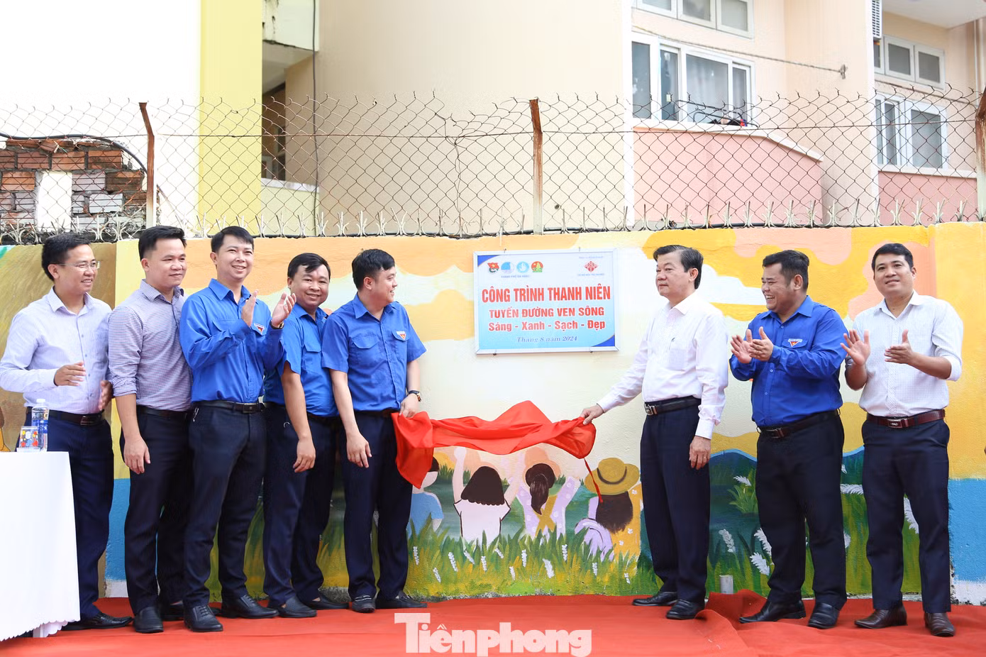 Đây là công trình thanh niên "Tuyến đường ven sông Sáng - Xanh - Sạch - Đẹp" do Thành Đoàn Đà Nẵng triển khai trong Chiến dịch Tình nguyện hè và là công trình trọng điểm của tuổi trẻ thành phố trong năm 2024.
