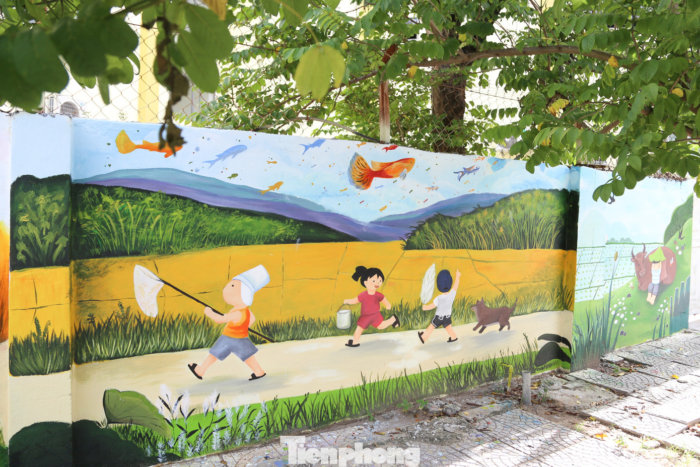 "Tuyến đường bích họa này dự kiến sẽ là một điểm check in mới, thu hút người dân và các bạn trẻ. Địa phương tiếp nhận công trình, có phương án giữ gìn để đây luôn là tuyến đường sáng - xanh - sạch - đẹp", ông Giang nói.