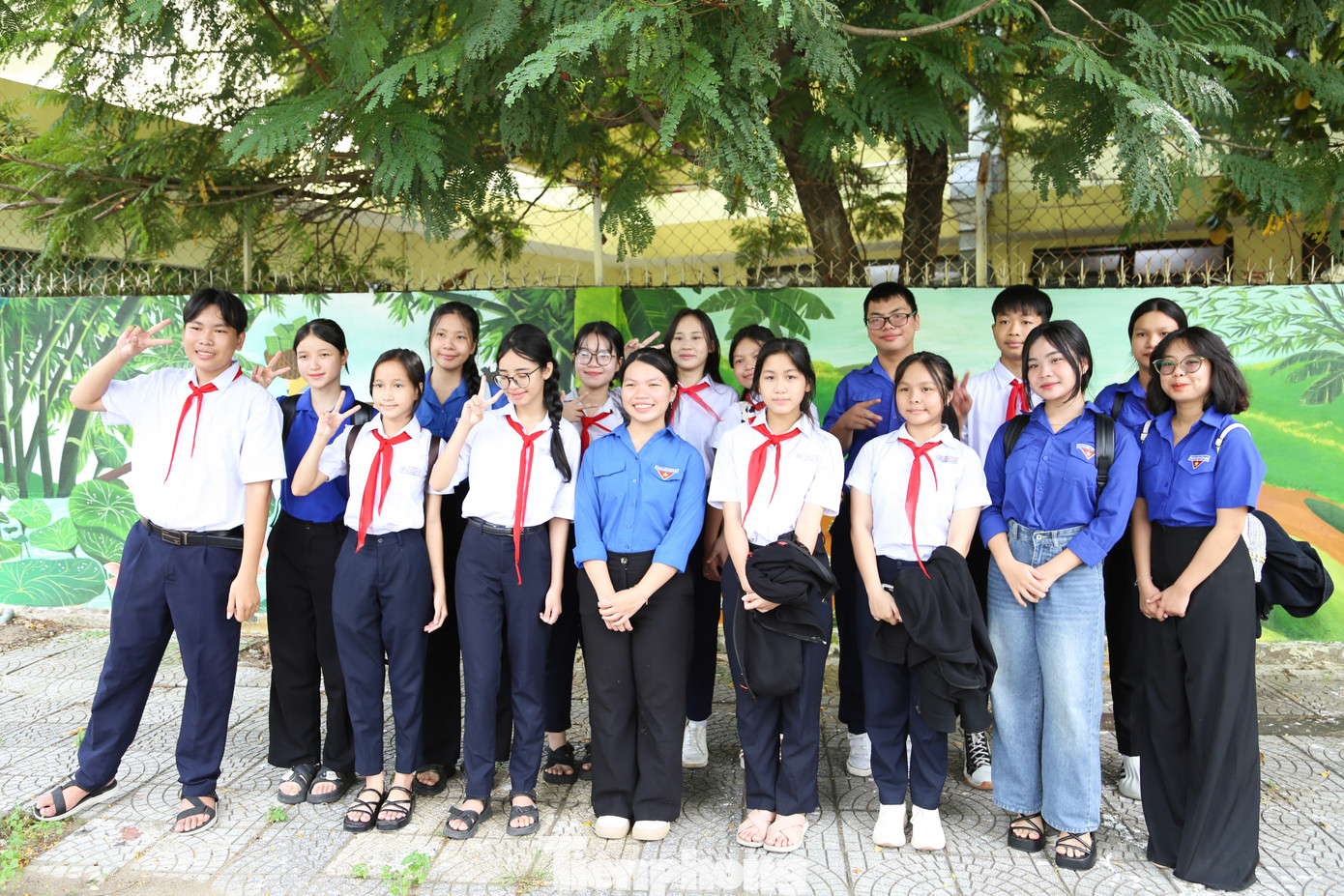 Trước đó, Đoàn phường tiến hành dọn vệ sinh khu vực vỉa hè, tạo cảnh quan sạch - đẹp để người dân và du khách đến tham quan.