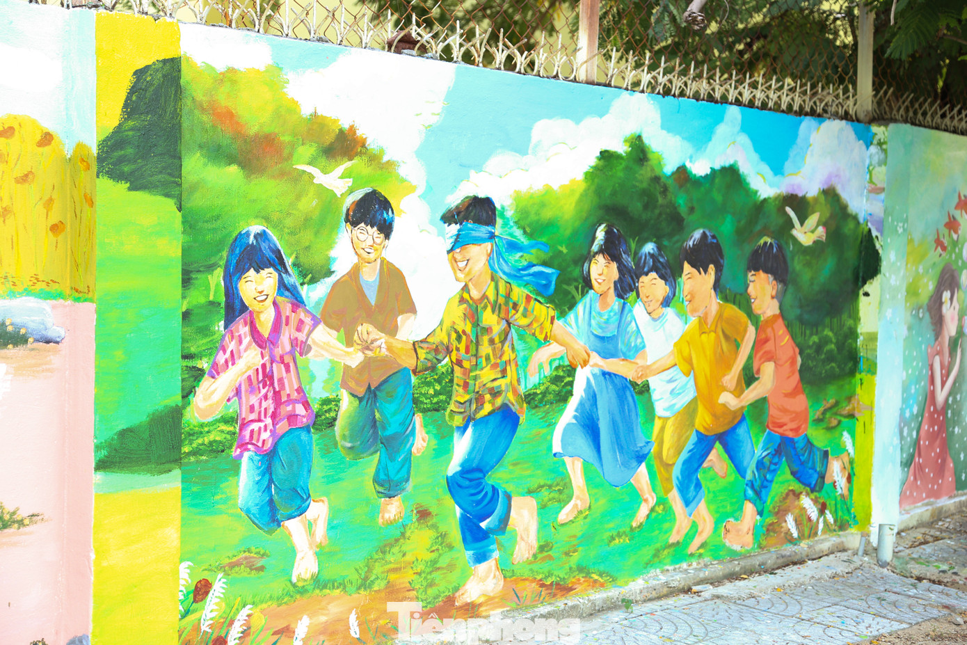 "Tuyến đường bích họa này dự kiến sẽ là một điểm check in mới, thu hút người dân và các bạn trẻ. Địa phương tiếp nhận công trình, có phương án giữ gìn để đây luôn là tuyến đường sáng - xanh - sạch - đẹp", ông Giang nói.