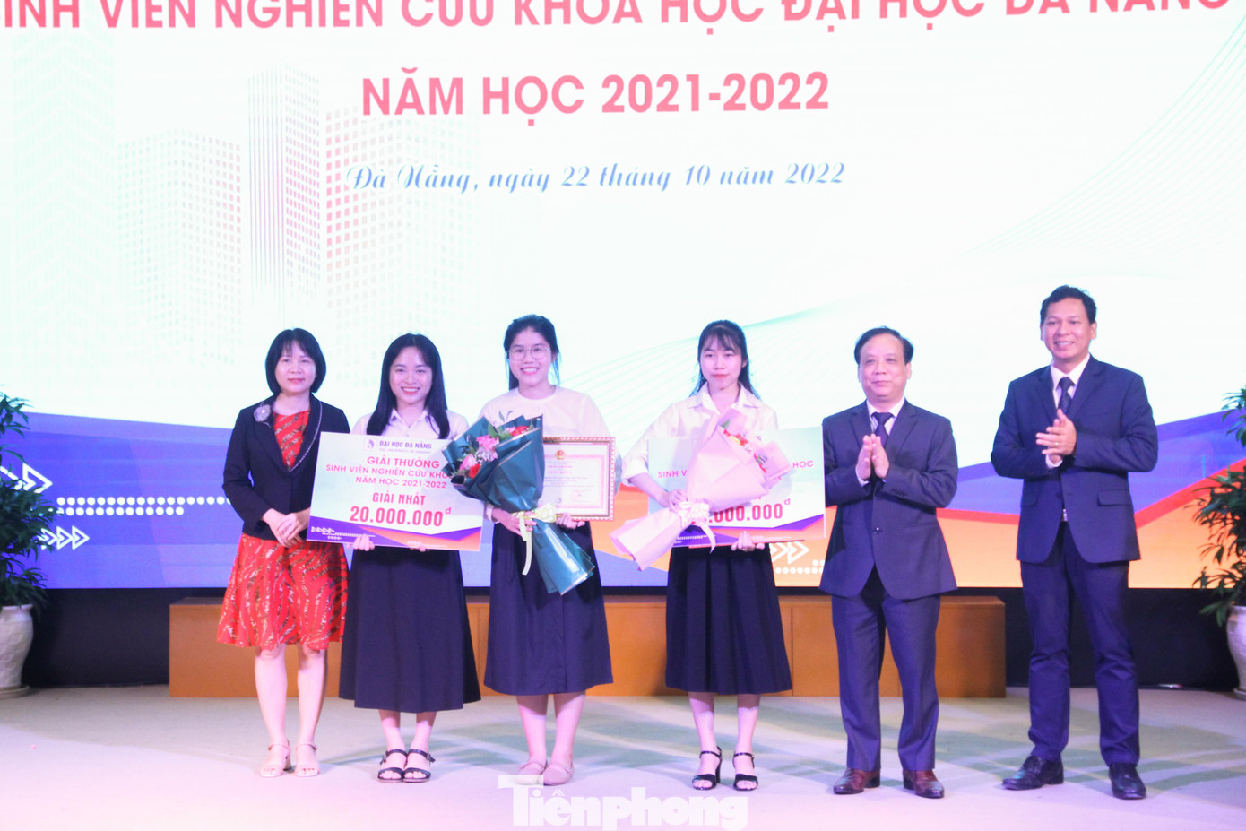 BTC trao 2 giải Nhất, 2 giải Nhì, 2 giải Ba và 2 giải Khuyến khích. Tổng kinh phí khen thưởng cho các đề tài lên đến 96 triệu đồng. Ảnh: Giang Thanh BTC trao 2 giải Nhất, 2 giải Nhì, 2 giải Ba và 2 giải Khuyến khích. Tổng kinh phí khen thưởng cho các đề tài lên đến 96 triệu đồng. Ảnh: Giang Thanh