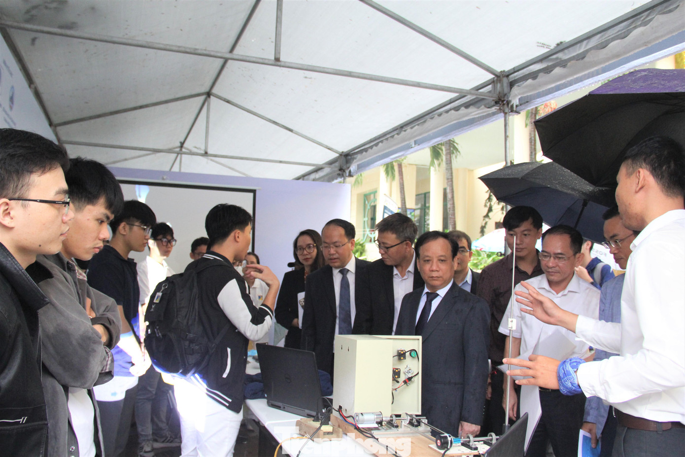 Gian hàng của ĐH Bách khoa (ĐH Đà Nẵng) trưng bày nhiều sản phẩm sáng tạo khoa học công nghệ độc đáo. Ảnh: Giang Thanh Gian hàng của ĐH Bách khoa (ĐH Đà Nẵng) trưng bày nhiều sản phẩm sáng tạo khoa học công nghệ độc đáo. Ảnh: Giang Thanh