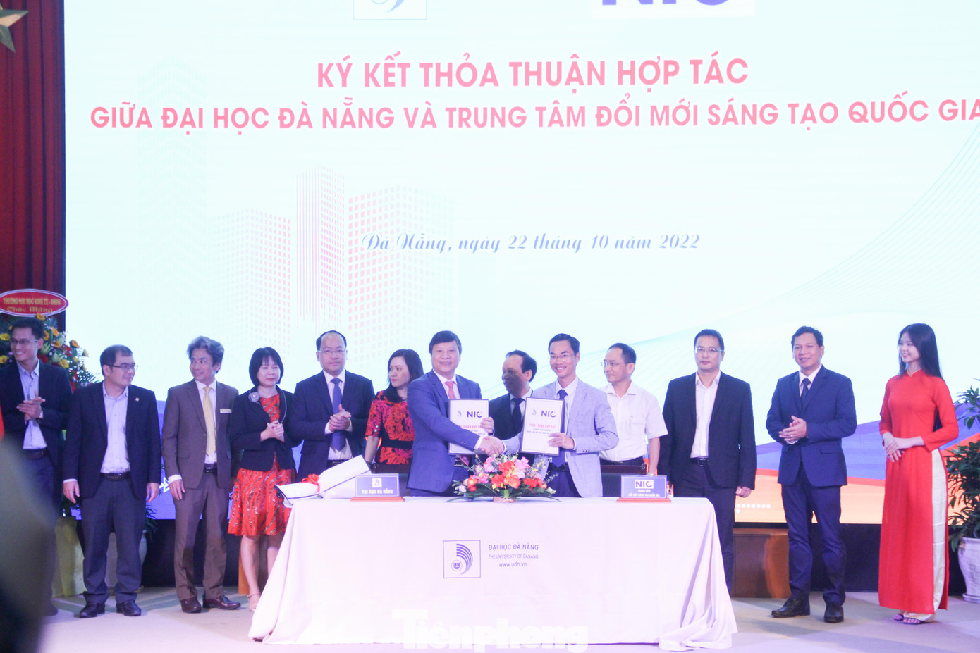 Hai đơn vị sẽ hỗ trợ ĐH Đà Nẵng trong các hoạt động về khoa học công nghệ, khởi nghiệp đổi mới sáng tạo; chuyển giao công nghệ, phát triển hệ sinh thái đổi mới sáng tạo và khởi nghiệp; hợp tác trong phát triển nguồn nhân lực chất lượng cao… Ảnh: Giang Thanh Hai đơn vị sẽ hỗ trợ ĐH Đà Nẵng trong các hoạt động về khoa học công nghệ, khởi nghiệp đổi mới sáng tạo; chuyển giao công nghệ, phát triển hệ sinh thái đổi mới sáng tạo và khởi nghiệp; hợp tác trong phát triển nguồn nhân lực chất lượng cao… Ảnh: Giang Thanh