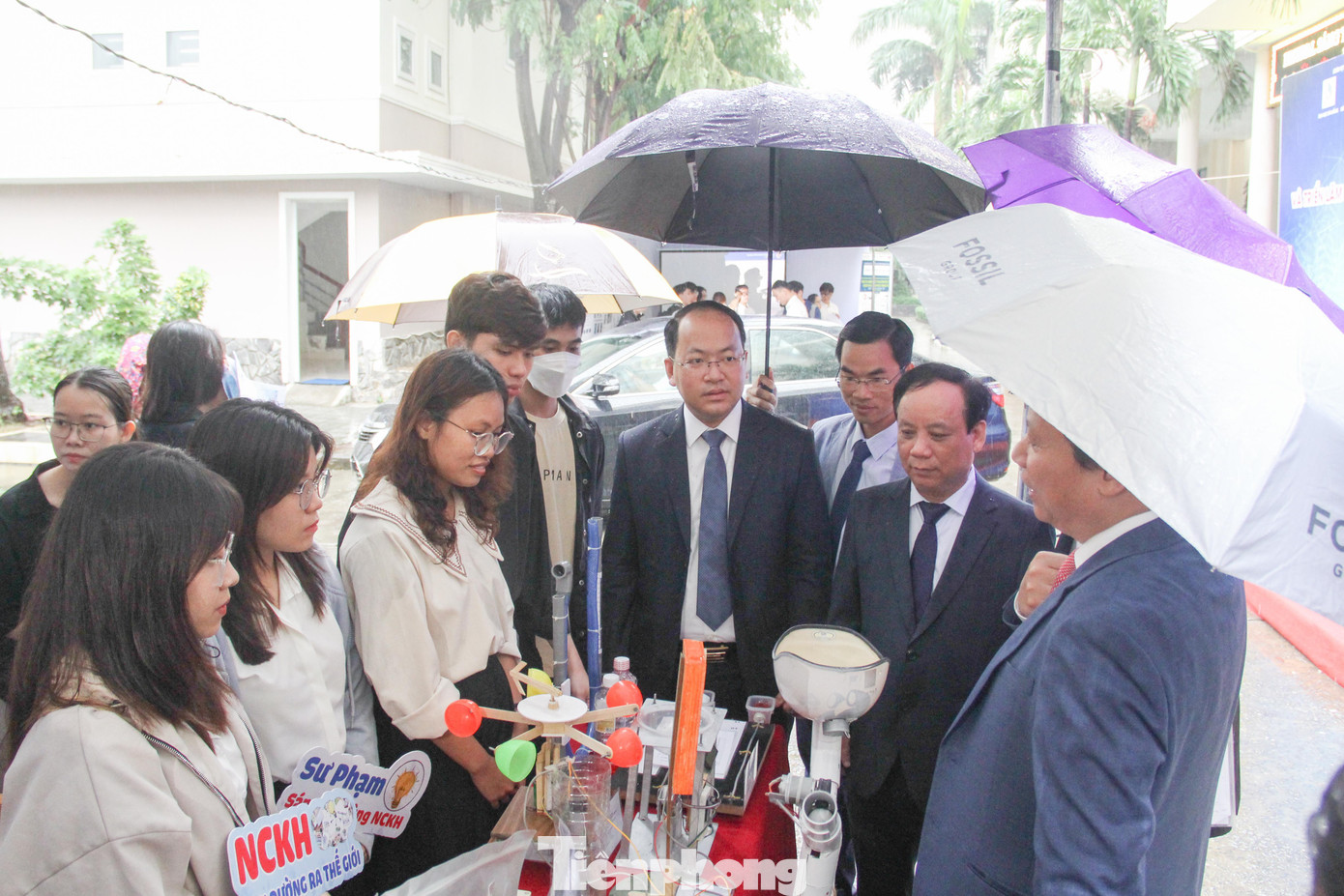 Nhiều sản phẩm sáng tạo, nghiên cứu khoa học từng đạt giải cao tại các cuộc thi được trưng bày trong khuôn khổ Festival. Ảnh: Giang Thanh Nhiều sản phẩm sáng tạo, nghiên cứu khoa học từng đạt giải cao tại các cuộc thi được trưng bày trong khuôn khổ Festival. Ảnh: Giang Thanh