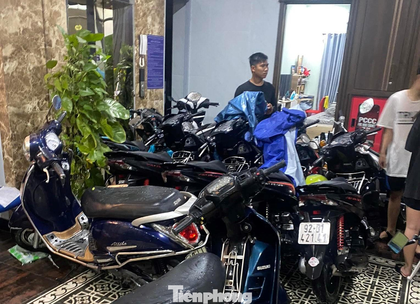 "Tuy nhiên, đến tối nay, khu vực vỉa hè cũng ngập nửa xe nên chúng tôi phải phụ nhanh bưng xe lên khu vực tầng 1 để cất. Ở Đà Nẵng mấy năm nay, tôi chưa thấy đợt mưa ngập nào lớn như thế này", anh Vĩ nói.