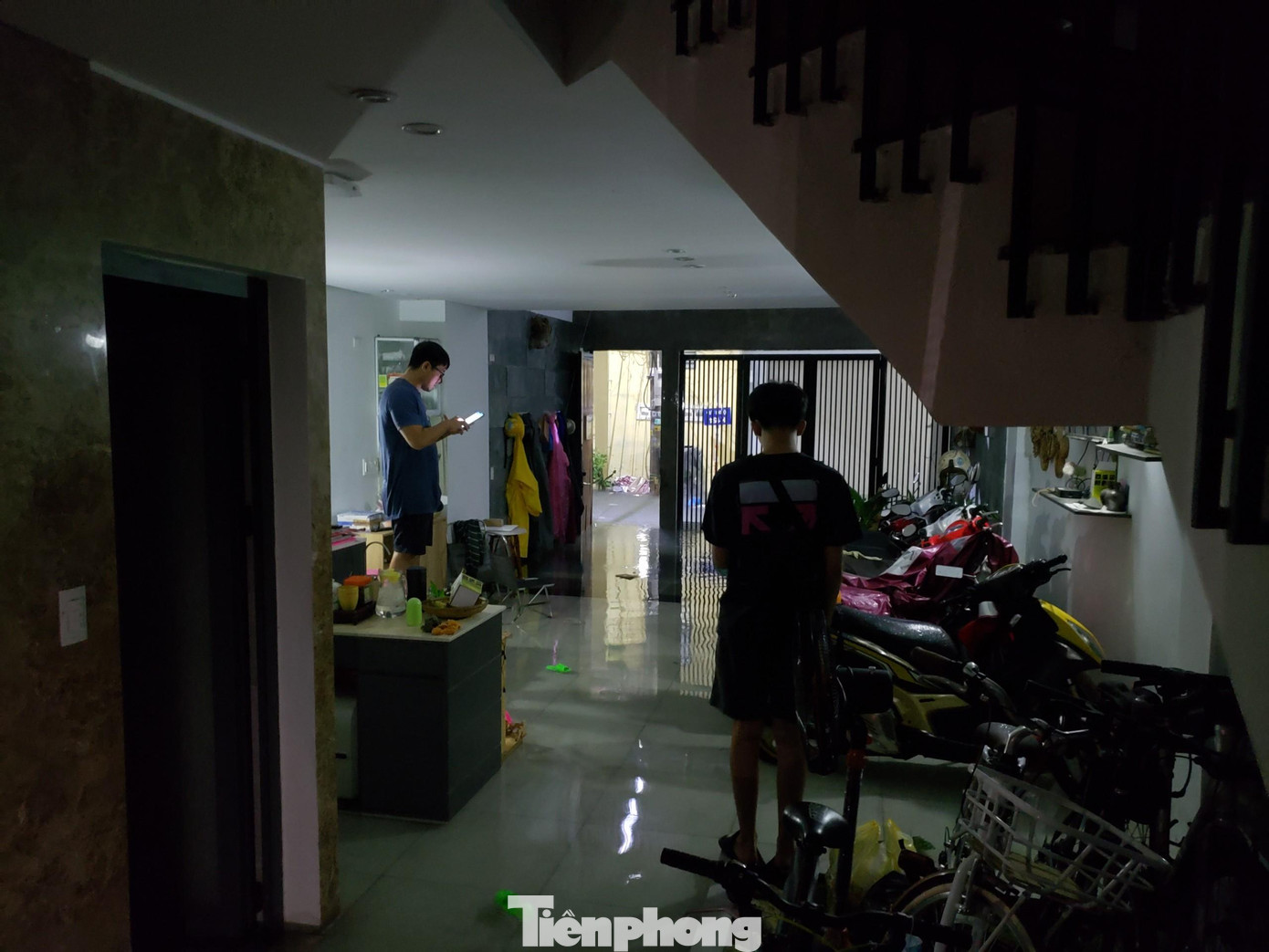 Nước dâng lên nhanh chóng đã tràn vào phòng khách và phòng ngủ của gia đình. Cả chục chiếc xe máy của khách thuê nhà cũng bị ngập. Bà Vọng phải huy động mọi người cùng dắt xe, kê đồ đạc lên cao.