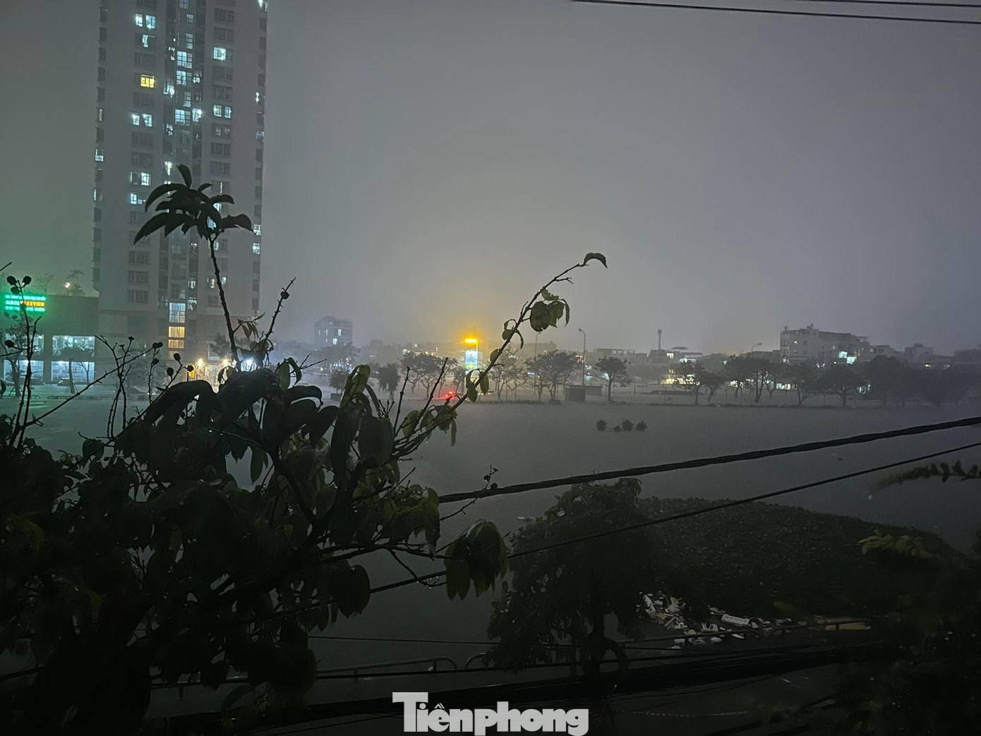 Khu vực bờ hồ Hàm Nghi (quận Thanh Khê, Đà Nẵng) ngập sâu từ chiều. "Khoảng 17h, nước đã mấp mé ngay bậc thềm. Vì khu vực này thấp, lại cạnh hồ nên thường ngập sâu. Giờ nước đã tràn vào tầng 1. Nhà tôi đã kê hết đồ và lên tầng 2 để trú", chị Tùng Chi (đường Quang Dũng, quận Thanh Khê) nói.