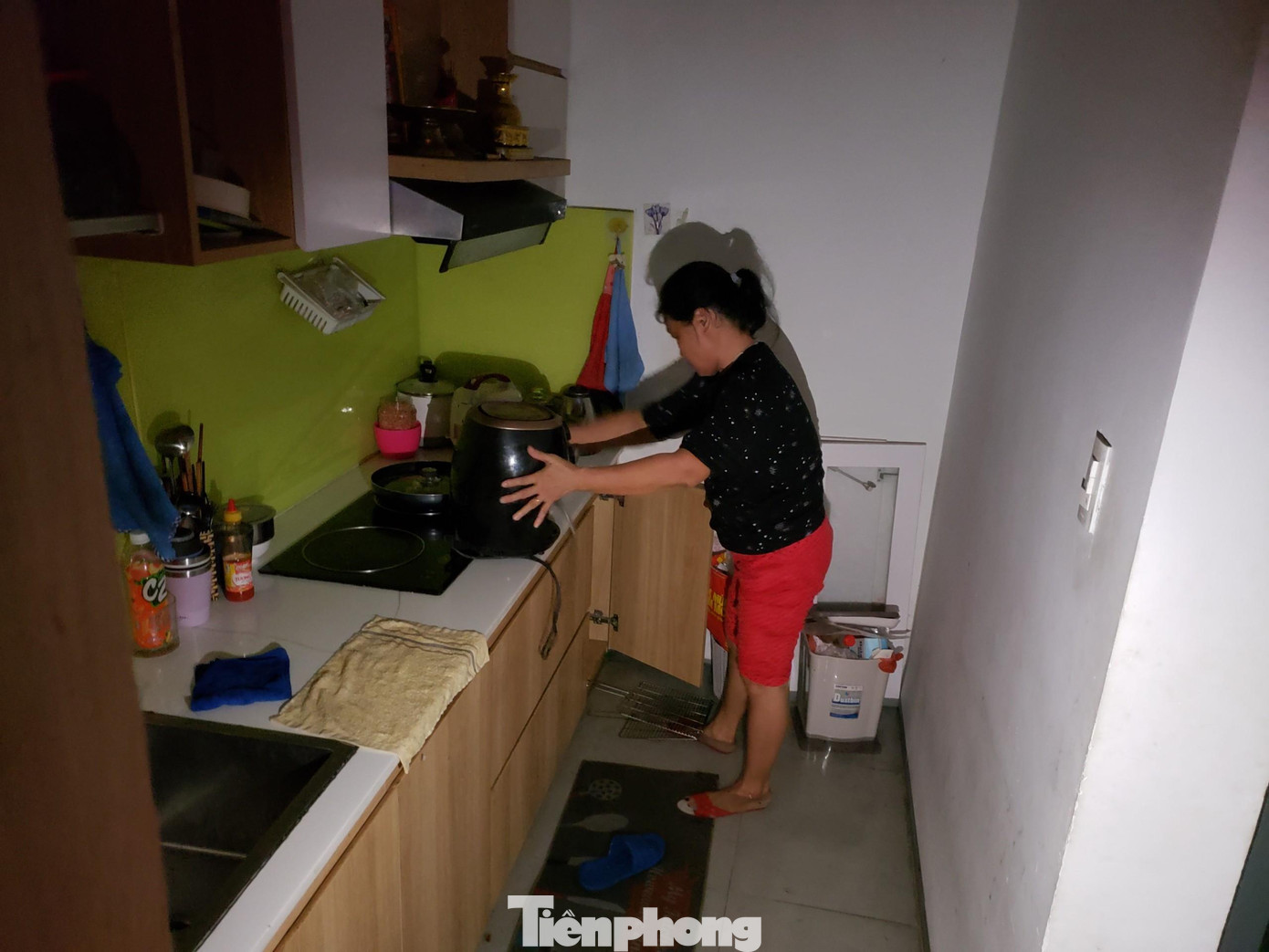 “Nhà tôi xây nhà cao hơn so với đường kiệt gần 1m vậy mà nước vẫn ngập vào. Bao nhiêu năm sống ở Đà Nẵng, đây là lần đầu tiên tôi thấy nước lên cao như vậy”, bà Vọng chia sẻ.