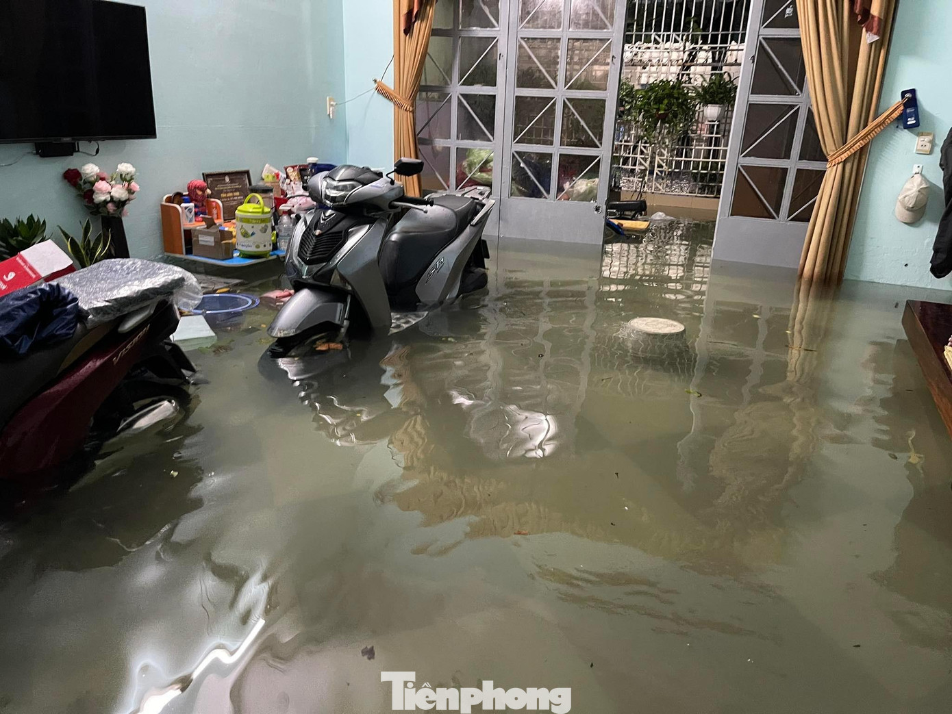 Theo dự báo của Đài Khí tượng thủy văn Trung Trung Bộ, từ ngày 14 đến hết ngày 15/10, trên địa bàn Đà Nẵng có mưa vừa, mưa to, có nơi mưa rất to và dông. Tổng lượng mưa đo được tại huyện Hòa Vang và các quận Cẩm Lệ, Sơn Trà, Ngũ Hành phổ biến 200-400mm, có nơi trên 500mm; khu vực quận Liên Chiểu, Hải Châu và Thanh Khê từ 150-350mm, có nơi trên 400mm. Dự báo, từ đêm 15/10 đến ngày 16/10, mưa giảm nhưng vẫn còn có mưa vừa, có nơi mưa to với tổng lượng mưa phổ biến 40-70mm, có nơi hơn 100mm.