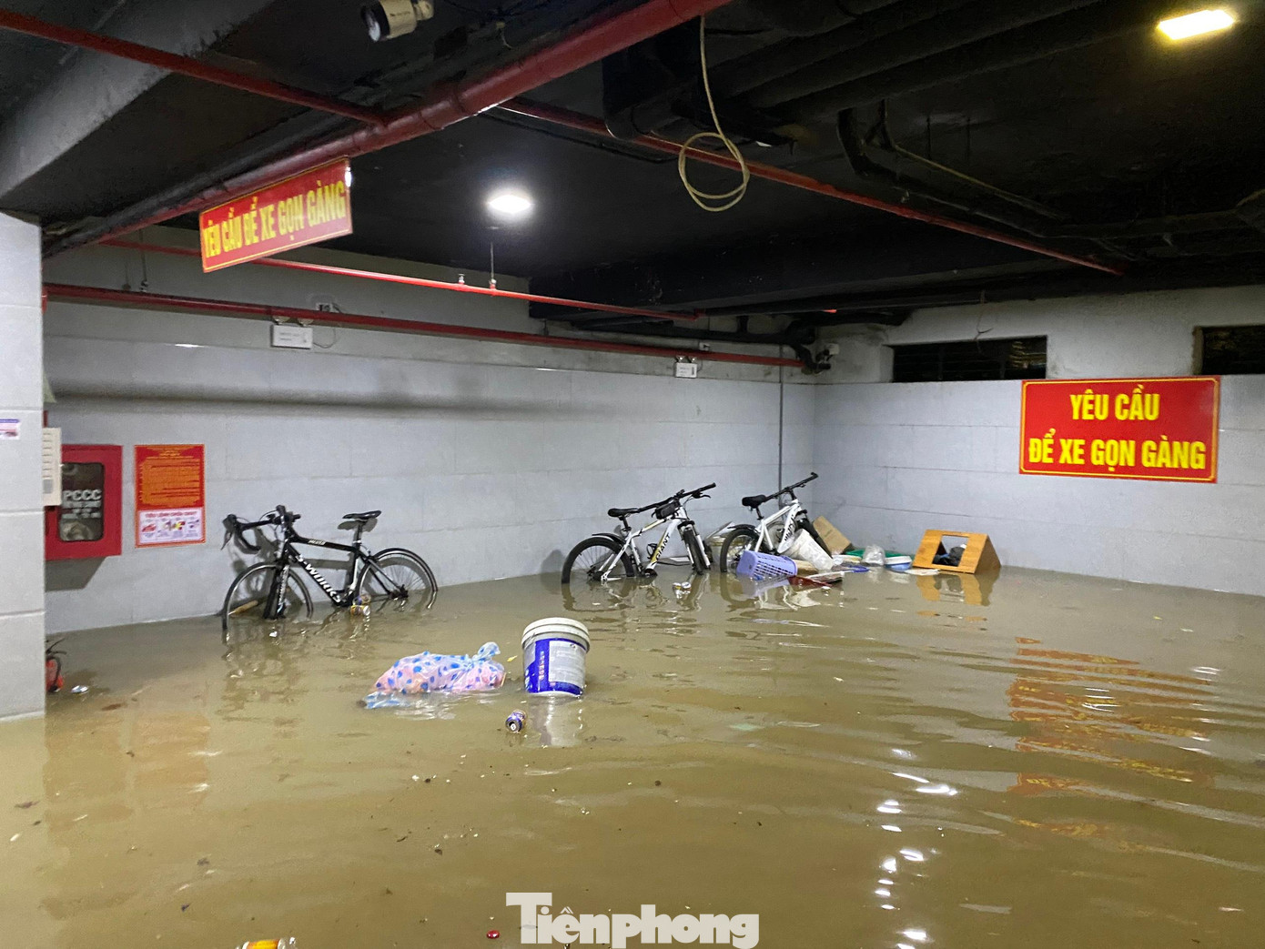 Nước ngập lênh láng khu vực tầng hầm khiến nhiều hộ thuê phòng lo lắng, dời xe lên vỉa hè.