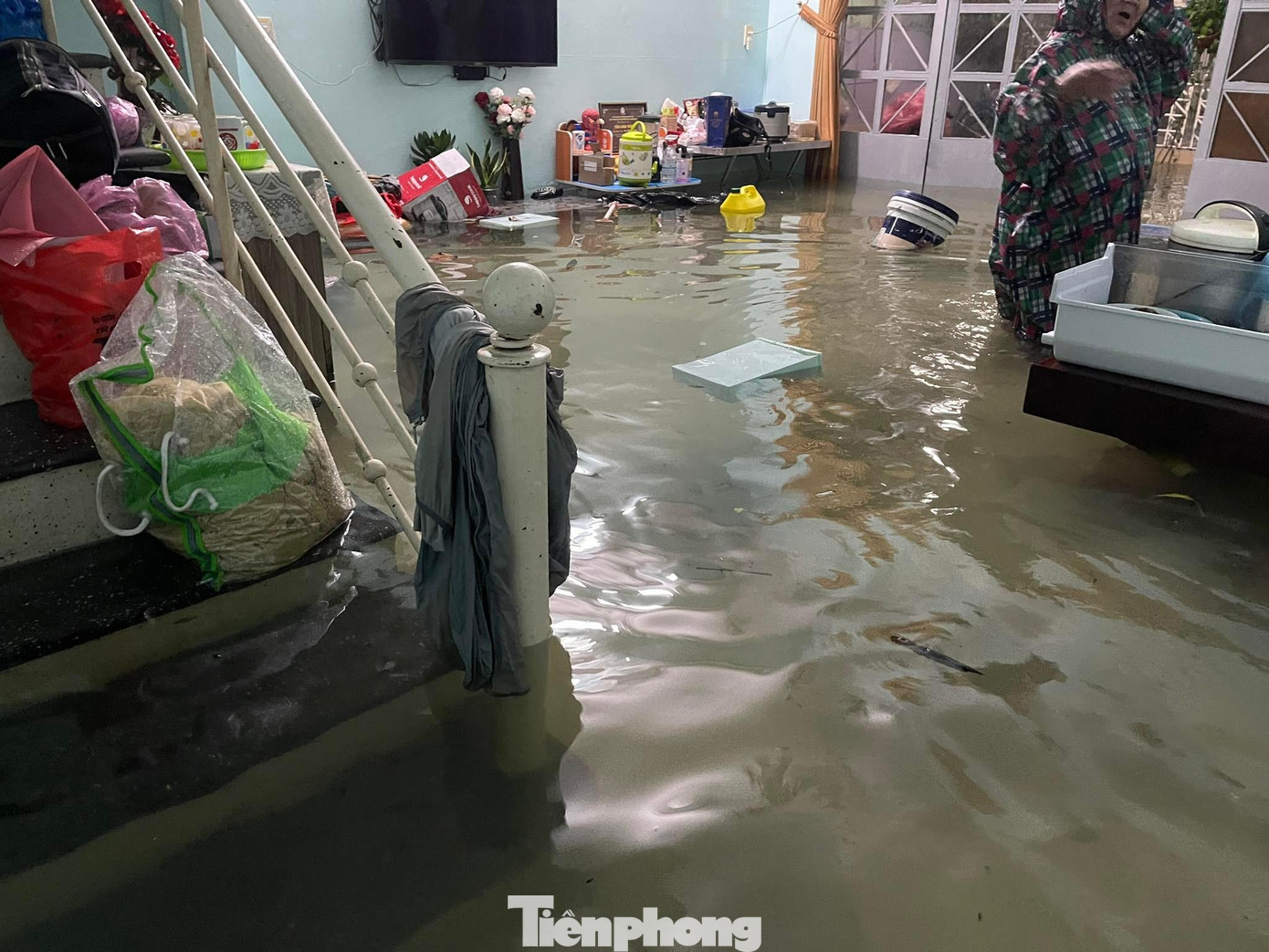 Một căn nhà ở khu vực đường Núi Thành (quận Hải Châu) ngập sâu do nước tràn vào nhà.