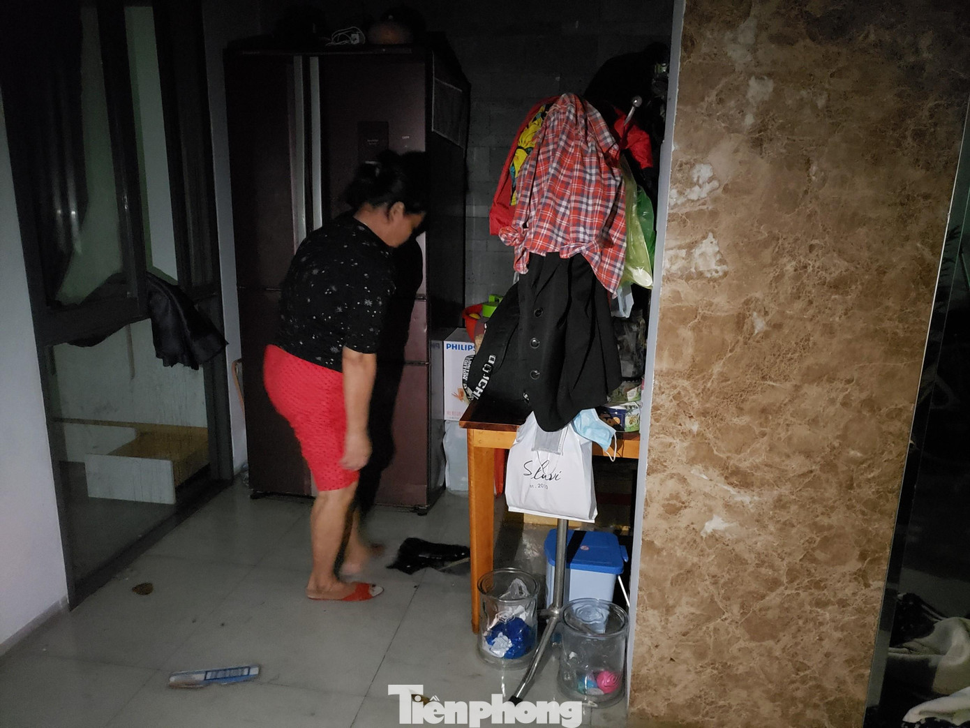 Từ chiều tối hôm nay, đa phần các tuyến đường ở Đà Nẵng đều xảy ra ngập lụt cục bộ vì mưa lớn kéo dài. Người dân chật vật vượt dòng nước để về nhà.