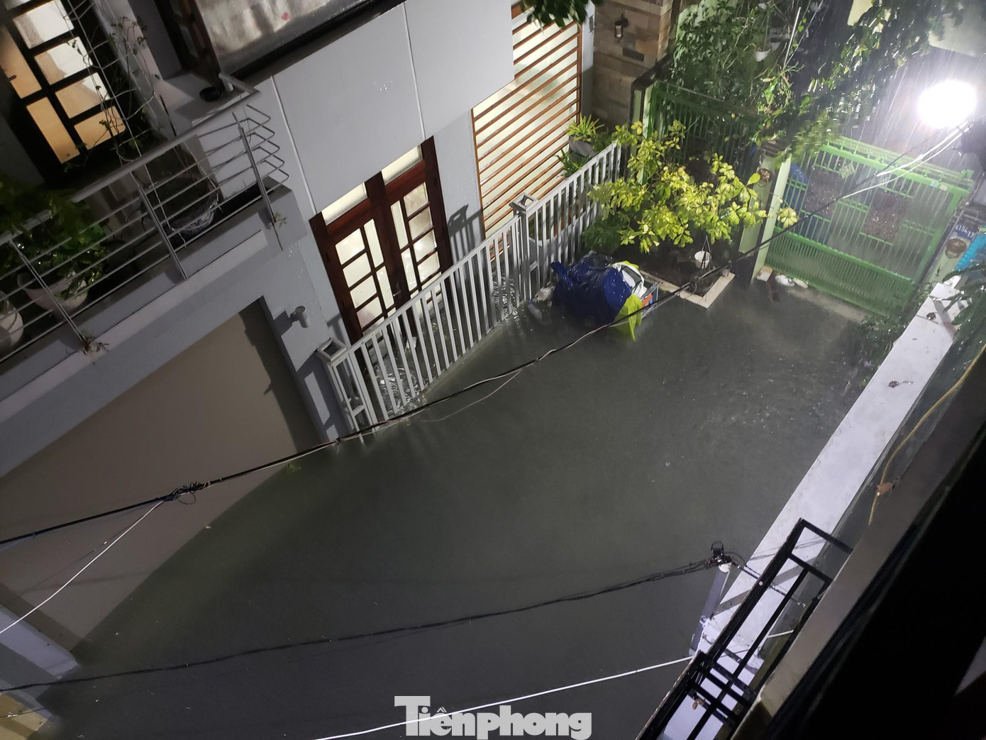 Mực nước ở khu vực đường chính cũng cao hơn 1m, xe cộ di chuyển rất khó khăn. Nhiều gia đình lo sợ nguy cơ chập cháy điện đã chủ động cắt cầu dao để đảm bảo an toàn.