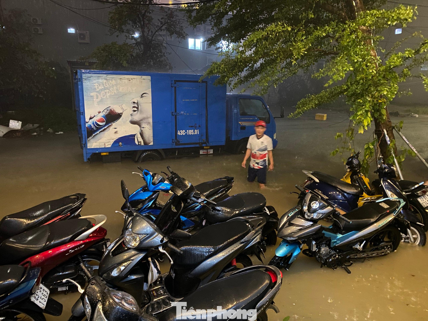 Ở khu vực quận Ngũ Hành Sơn, nhiều tuyến đường ngập sâu. Nhiều tầng hầm của nhà cao tầng cũng ngập từ chiều nay, người dân phải để xe cộ ở vỉa hè để tránh ngập.