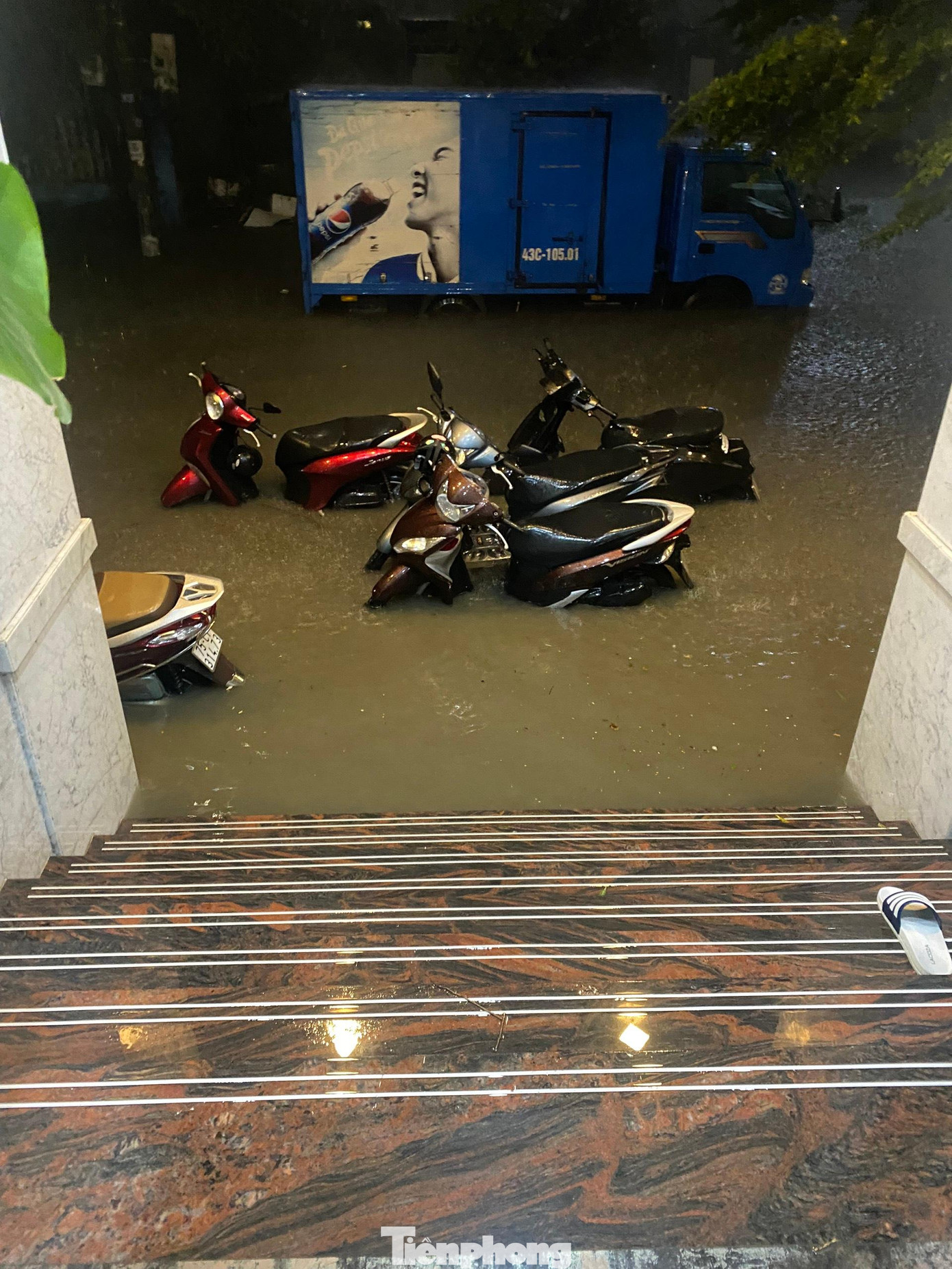 Theo anh Phạm Văn Hạ Vĩ (phường Khuê Mỹ, quận Ngũ Hành Sơn), từ chiều, tầng hầm khu chung cư của anh đã ngập sâu.