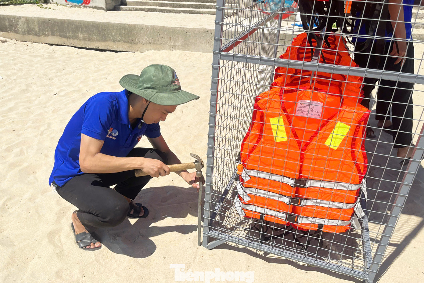 "Lần này tới Đà Nẵng, tắm biển ở đây, thấy có áo phao miễn phí để sử dụng, tôi rất vui. Mô hình này rất ý nghĩa, du khách vừa có thể tắm biển an toàn, vừa tiết kiệm được một chút chi phí. Tôi rất mong mọi người có ý thức để ai cũng có thể sử dụng", chị Hoa nói. "Lần này tới Đà Nẵng, tắm biển ở đây, thấy có áo phao miễn phí để sử dụng, tôi rất vui. Mô hình này rất ý nghĩa, du khách vừa có thể tắm biển an toàn, vừa tiết kiệm được một chút chi phí. Tôi rất mong mọi người có ý thức để ai cũng có thể sử dụng", chị Hoa nói.