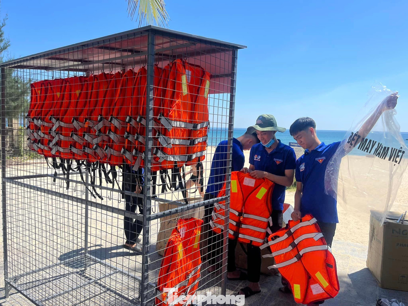 Từ ngày Trạm áo phao miễn phí được lắp đặt, người dân và du khách tắm biển ở khu vực này yên tâm hơn hẳn. Chị Nguyễn Thị Kim Hoa (du khách đến từ TP.HCM) cho biết, khi đi du lịch muốn cho 2 con nhỏ tắm, chị thường bỏ tiền thuê phao. Từ ngày Trạm áo phao miễn phí được lắp đặt, người dân và du khách tắm biển ở khu vực này yên tâm hơn hẳn. Chị Nguyễn Thị Kim Hoa (du khách đến từ TP.HCM) cho biết, khi đi du lịch muốn cho 2 con nhỏ tắm, chị thường bỏ tiền thuê phao.