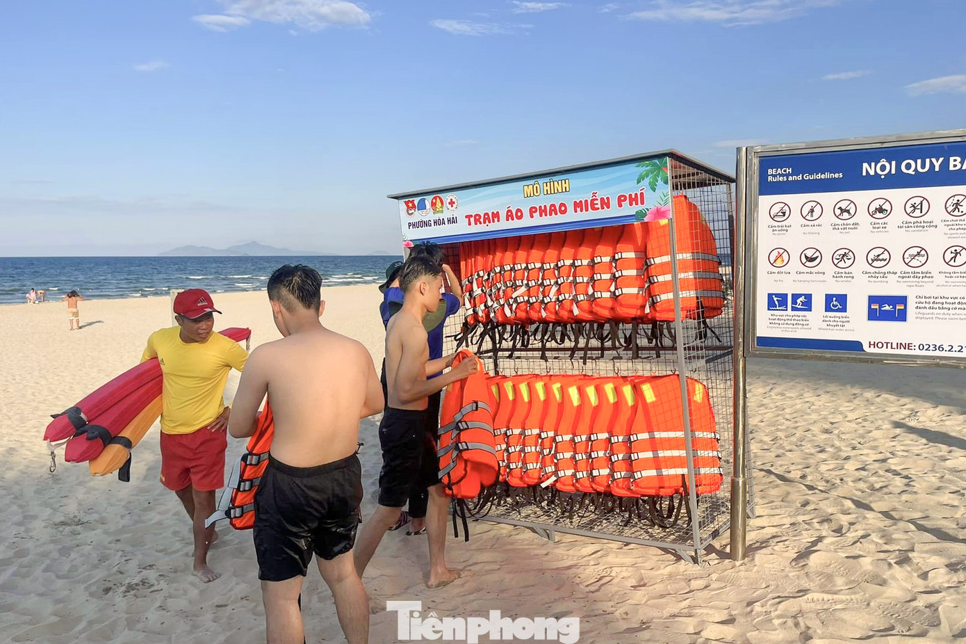 Người dân và du khách có nhu cầu dùng áo phao khi tắm biển có thể ghé lấy áo phao sử dụng miễn phí. Dùng xong, mọi người lại đem áo phao xếp vào vị trí cũ. Người dân và du khách có nhu cầu dùng áo phao khi tắm biển có thể ghé lấy áo phao sử dụng miễn phí. Dùng xong, mọi người lại đem áo phao xếp vào vị trí cũ.