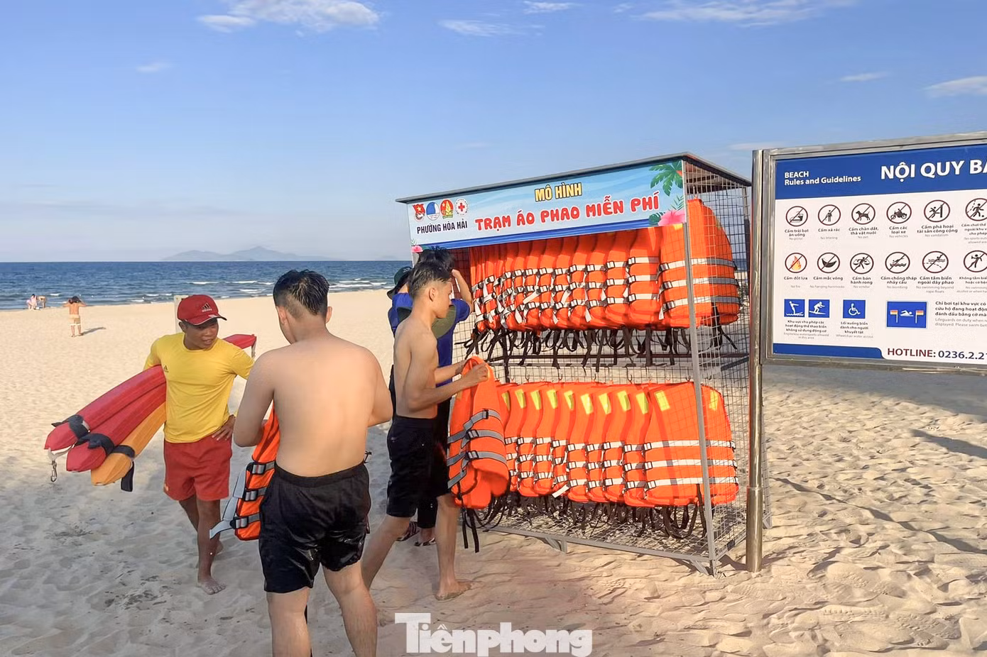 Người dân và du khách có nhu cầu dùng áo phao khi tắm biển có thể ghé lấy áo phao sử dụng miễn phí. Dùng xong, mọi người lại đem áo phao xếp vào vị trí cũ.