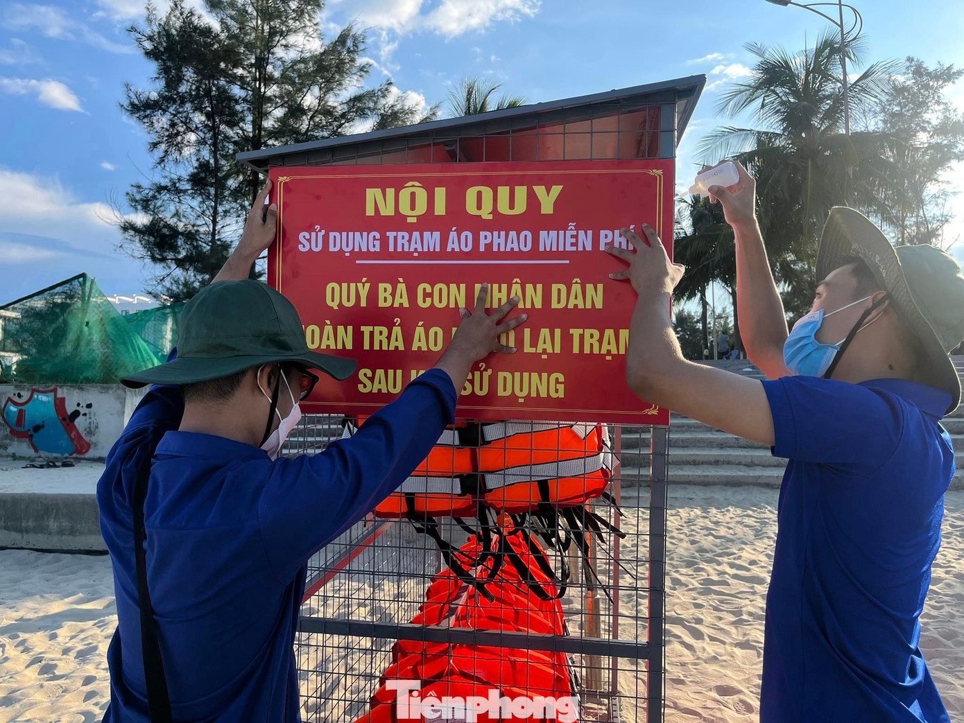 Tấm bảng nội quy được các tình nguyện viên gắn bên hông tủ sắt, nhắc nhở mọi người lấy và trả áo phao đúng nơi quy định. Tấm bảng nội quy được các tình nguyện viên gắn bên hông tủ sắt, nhắc nhở mọi người lấy và trả áo phao đúng nơi quy định.