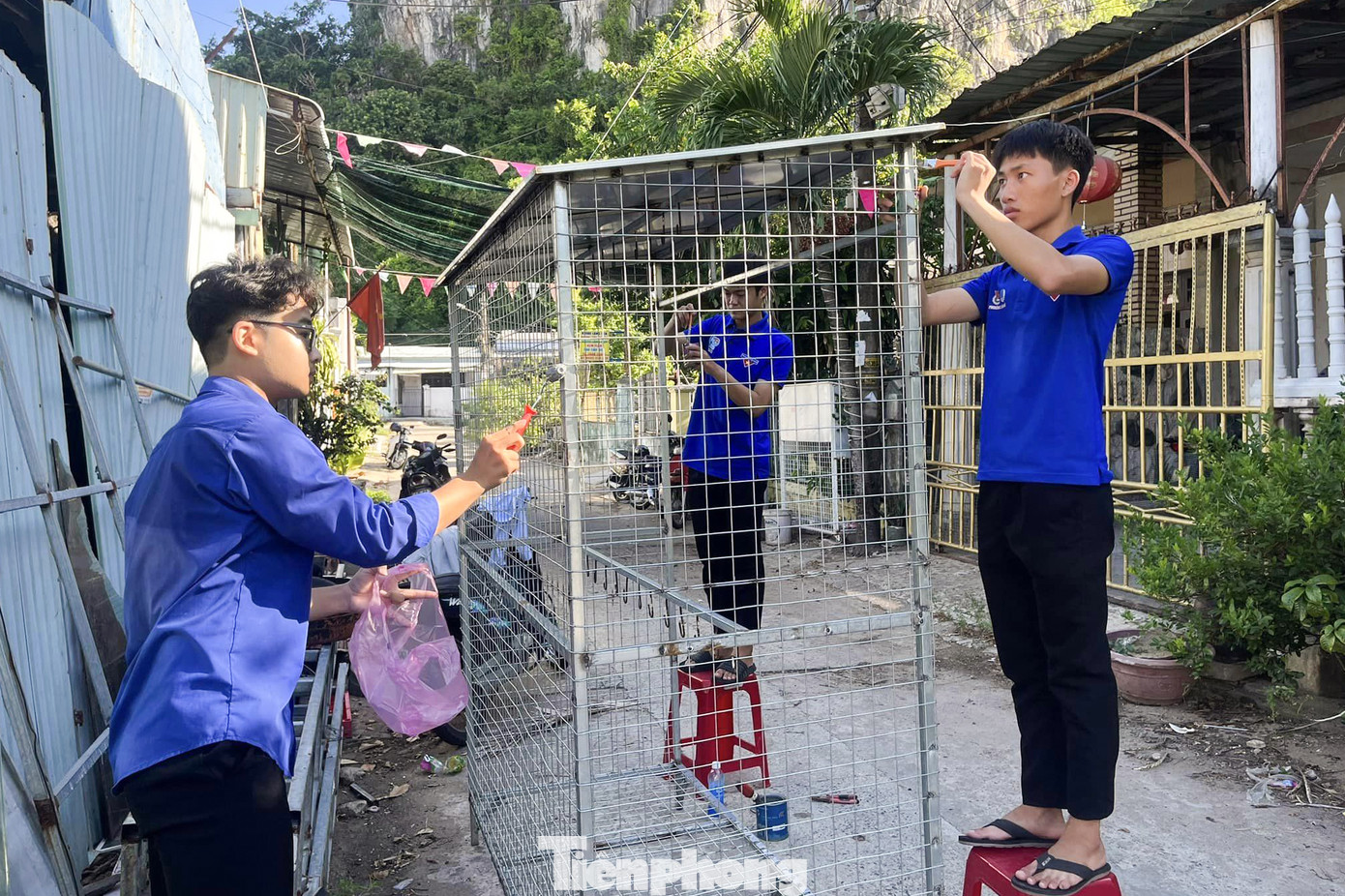 Bí thư Đoàn phường Hòa Hải cho biết, Trạm áo phao miễn phí là sáng kiến mới của Đoàn phường nhằm hỗ trợ người dân và du khách tối đa khi tắm biển tại khu vực này, chung tay phòng chống tai nạn đuối nước, nhất là vào dịp hè. Bí thư Đoàn phường Hòa Hải cho biết, Trạm áo phao miễn phí là sáng kiến mới của Đoàn phường nhằm hỗ trợ người dân và du khách tối đa khi tắm biển tại khu vực này, chung tay phòng chống tai nạn đuối nước, nhất là vào dịp hè.