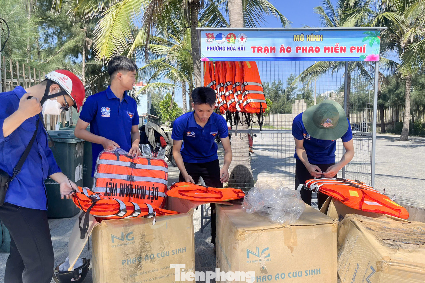 Theo anh Nguyễn Nhớ Hoài - Bí thư Đoàn phường Hòa Hải, dù chỉ mới lắp đặt nhưng Trạm áo phao miễn phí rất được người dân và du khách ủng hộ bởi ý nghĩa và sự tiện lợi. Đây là một trong những hoạt động mà đơn vị triển khai nhằm tăng cường tuyên truyền và phòng, chống đuối nước, giảm thiểu tai nạn đuối nước trong dịp hè. Theo anh Nguyễn Nhớ Hoài - Bí thư Đoàn phường Hòa Hải, dù chỉ mới lắp đặt nhưng Trạm áo phao miễn phí rất được người dân và du khách ủng hộ bởi ý nghĩa và sự tiện lợi. Đây là một trong những hoạt động mà đơn vị triển khai nhằm tăng cường tuyên truyền và phòng, chống đuối nước, giảm thiểu tai nạn đuối nước trong dịp hè.
