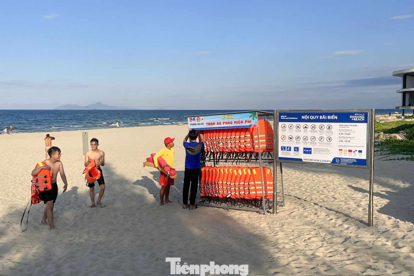 Những ngày này, người dân và du khách đến tắm biển ở khu vực bãi biển Non Nước (quận Ngũ Hành Sơn, Đà Nẵng) đều tò mò bởi Trạm áo phao miễn phí được đặt ngay cạnh bảng Nội quy tắm biển. Ảnh: Giang Thanh Những ngày này, người dân và du khách đến tắm biển ở khu vực bãi biển Non Nước (quận Ngũ Hành Sơn, Đà Nẵng) đều tò mò bởi Trạm áo phao miễn phí được đặt ngay cạnh bảng Nội quy tắm biển. Ảnh: Giang Thanh