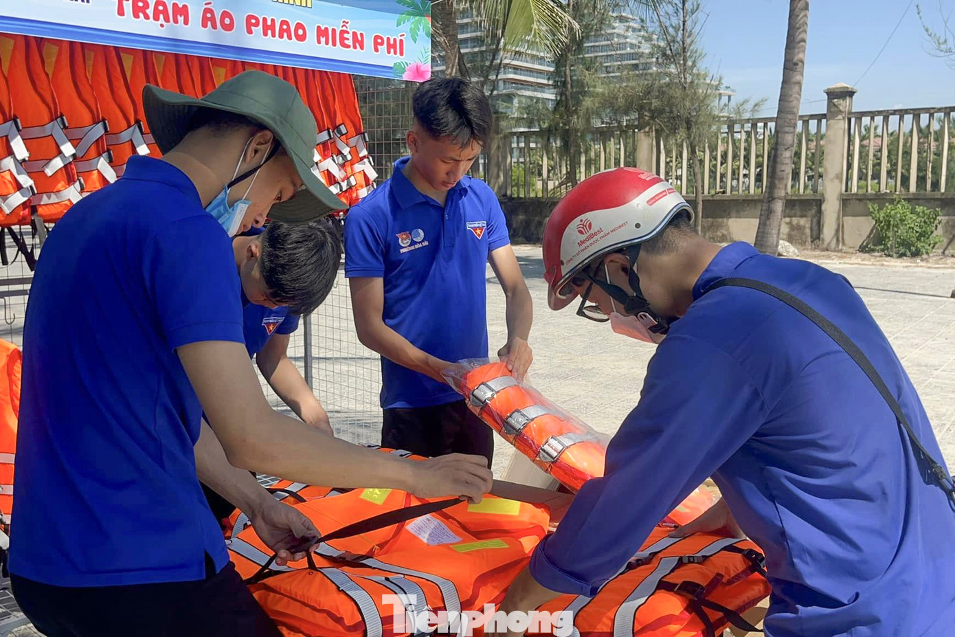 Chi phí để hoàn thành Trạm áo phao miễn phí khoảng 6 triệu đồng. Các tình nguyện viên của Đoàn phường bỏ ngày công để hoàn thiện và lắp đặt. Chi phí để hoàn thành Trạm áo phao miễn phí khoảng 6 triệu đồng. Các tình nguyện viên của Đoàn phường bỏ ngày công để hoàn thiện và lắp đặt.