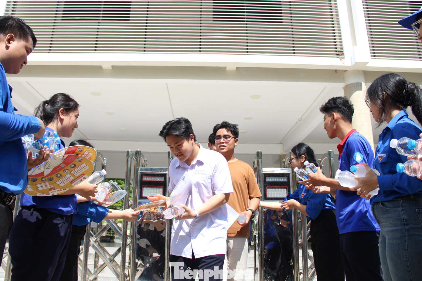 Trong sáng nay, Thành Đoàn – Hội Sinh viên TP. Đà Nẵng đã đến thăm và tặng quà cho các đội hình tình nguyện Tiếp sức mùa thi tại 3 điểm thi: Trường THCS Nguyễn Thiện Thuật (quận Cẩm Lệ), Trường THCS Lê Lợi (quận Ngũ Hành Sơn) và Trường THPT Phan Châu Trinh (quận Hải Châu).