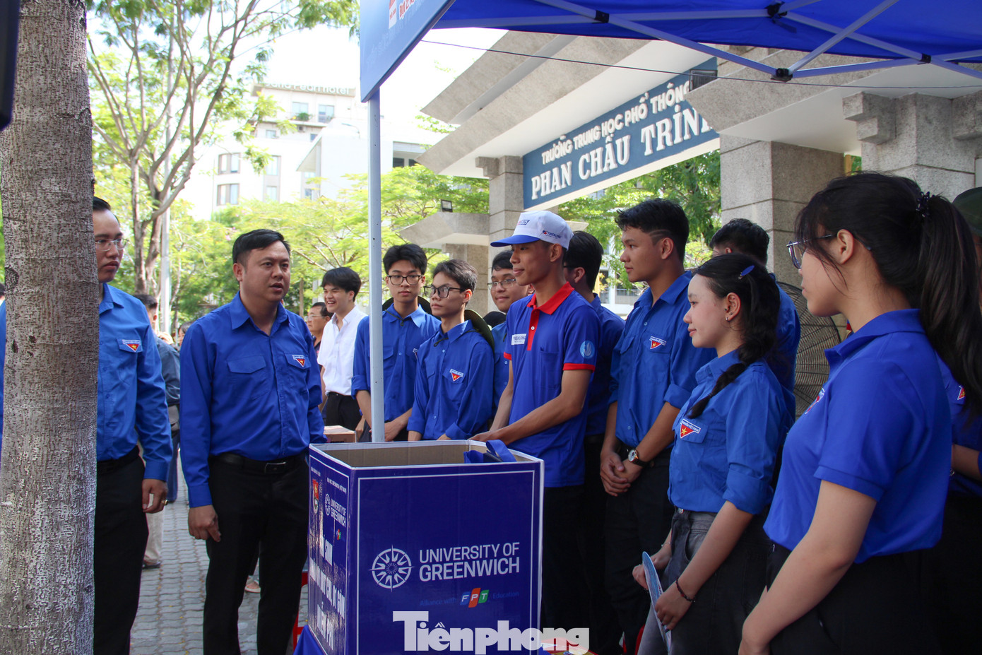 Trong thời gian diễn ra kỳ thi, các đội hình Tiếp sức mùa thi phối hợp các lực lượng chức năng tổ chức đưa, đón thí sinh có hoàn cảnh đặc biệt; ngăn chặn các vấn đề gây ảnh hưởng tiêu cực tới thí sinh như: phát hành tài liệu trái pháp luật, tăng giá dịch vụ, gây rối,...; tổ chức các đội tình nguyện hướng dẫn, phân luồng đảm bảo an toàn giao thông...