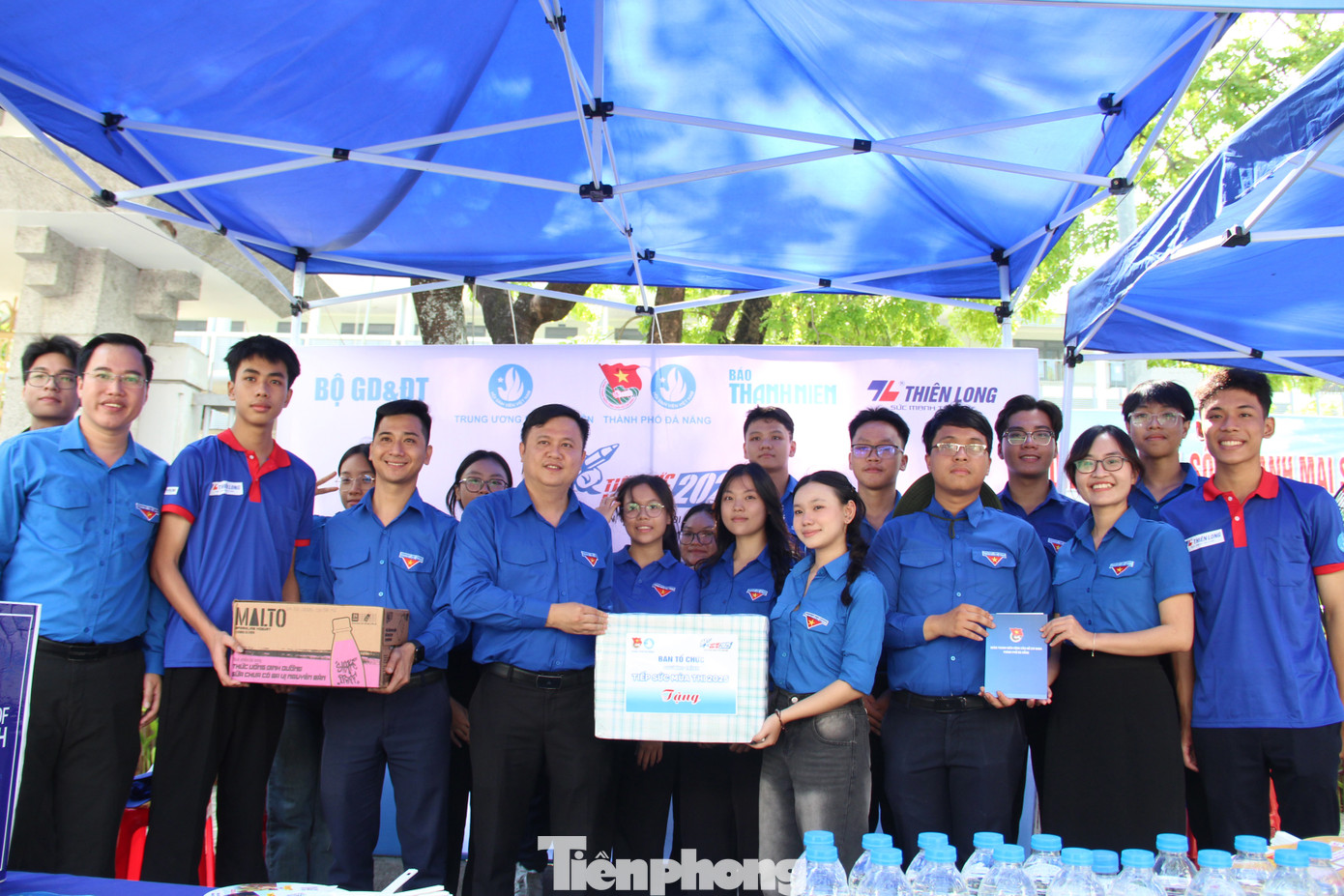 Bên cạnh đó, các tình nguyện viên còn triển khai đội hình Grab áo xanh để hỗ trợ các trường hợp sĩ tử đến điểm thi muộn, gặp khó khăn trong việc di chuyển đến điểm thi, quên giấy tờ, đồ đạc...