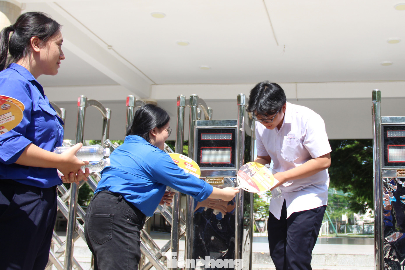 Đặc biệt, năm nay, bên cạnh các hoạt động tiếp sức trực tiếp tại điểm thi, Thành Đoàn - Hội Sinh viên TP. Đà Nẵng cũng triển khai các kênh thông tin tiếp nhận nhu cầu hỗ trợ của thí sinh, tổ chức tư vấn trực tuyến về thông tin kỳ thi, giới thiệu các kênh ôn luyện trực tuyến uy tín trên fanpage...