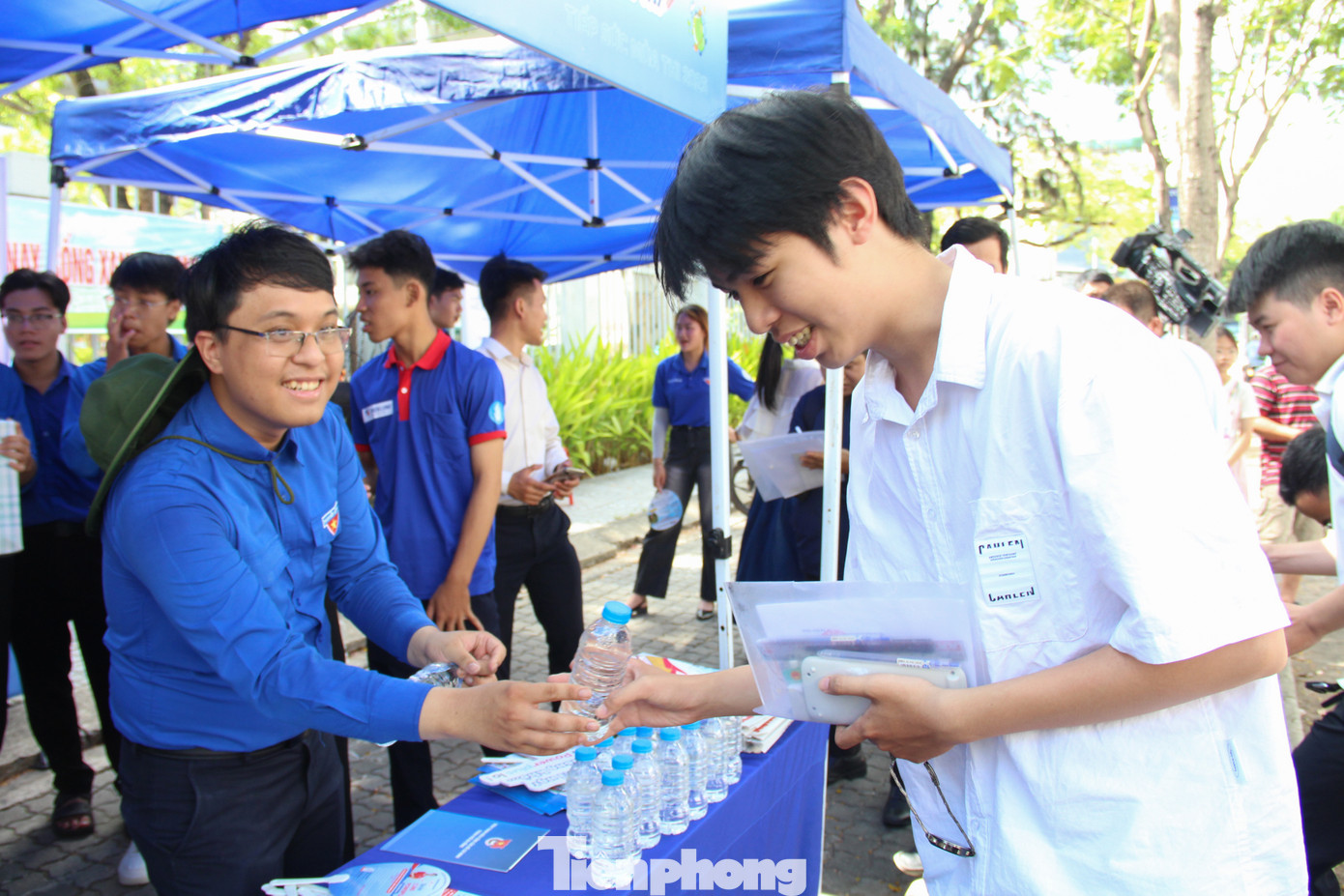 Sáng 26/6, 31 đội Tiếp sức mùa thi với hơn 700 tình nguyện viên triển khai các hoạt động hỗ trợ sĩ tử vượt vũ môn, tiếp sức cho hơn 14,5 nghìn thí sinh trong ngày thi đầu tiên của kỳ thi tốt nghiệp THPT Quốc gia năm 2025. Ảnh: Giang Thanh