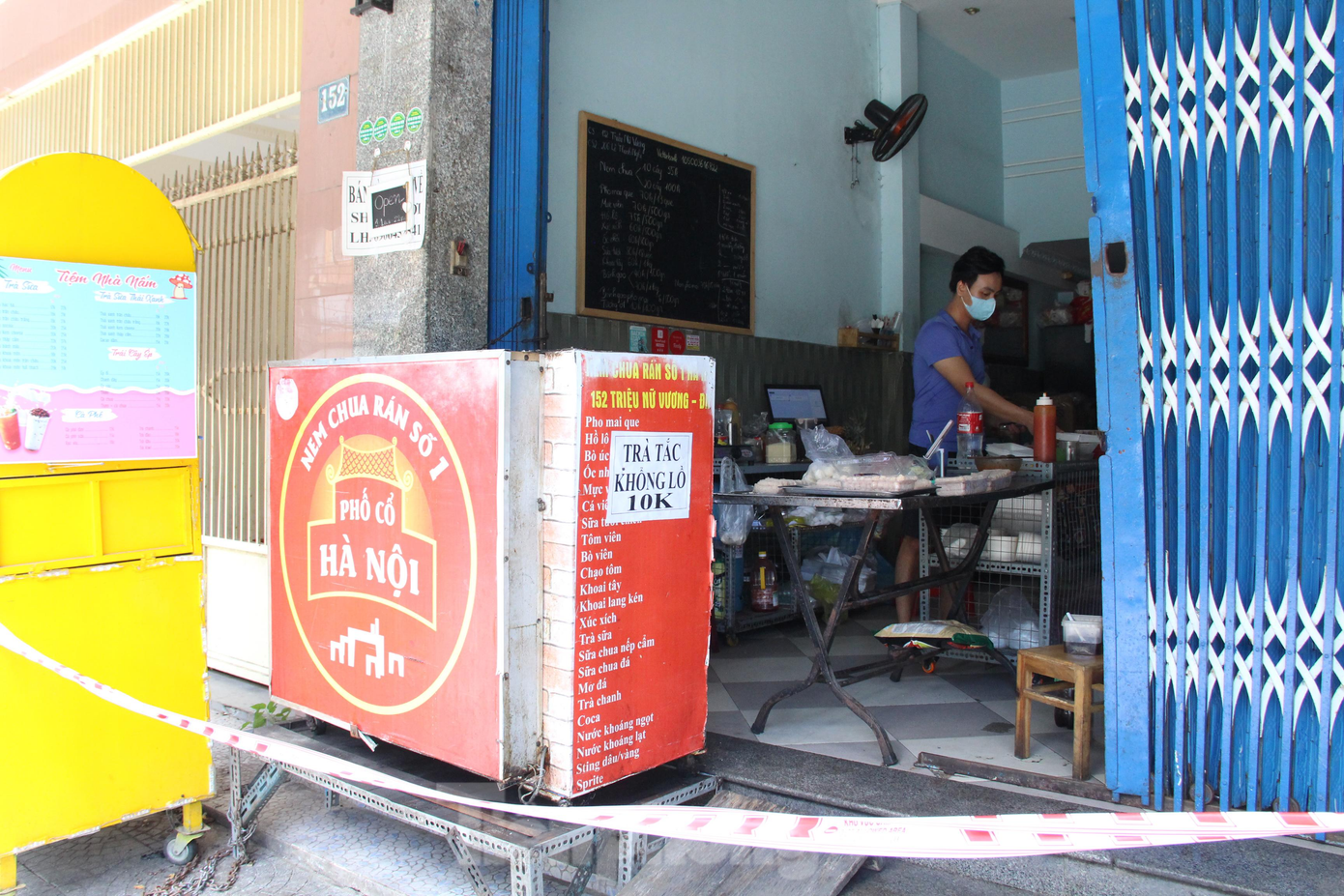 Đa phần các cửa hàng kinh doanh dịch vụ ăn uống mở bán trở lại là các quán cafe, trà sữa, đồ ăn vặt...