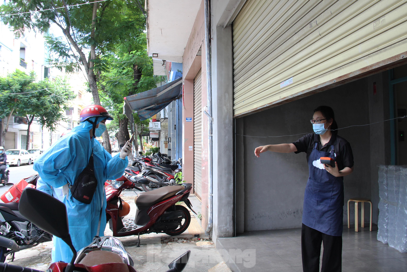 Lực lượng shipper công nghệ hỗ trợ hoạt động vận chuyển các đơn hàng trong thời điểm người dân vẫn đang tiếp tục giãn cách để phòng, chống dịch