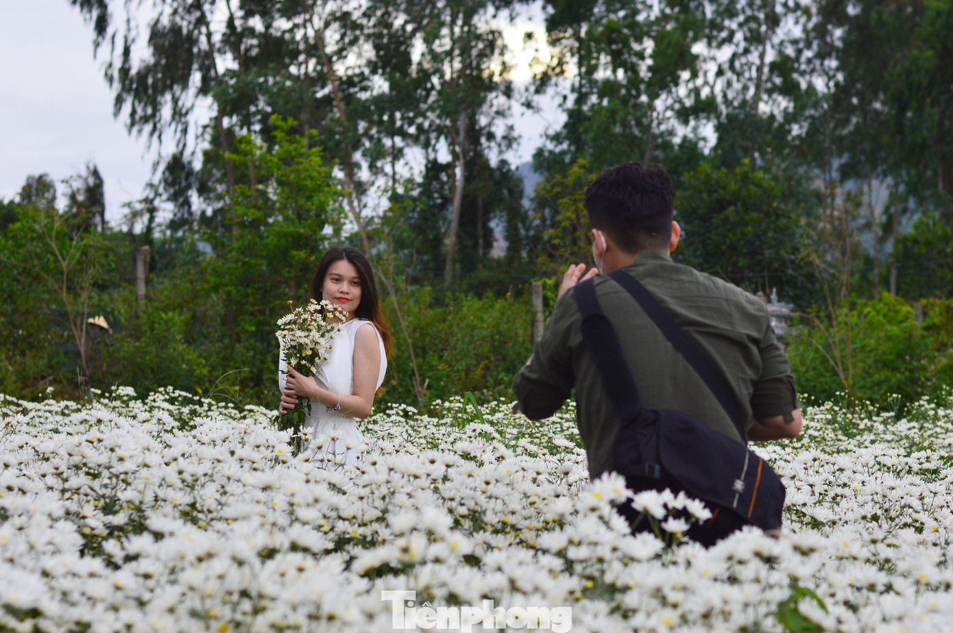 Chị Nguyễn Thị Hải Yến (quê Quảng Bình) cũng tranh thủ rủ chồng ghé vườn để “check in” tại vườn cúc họa mi độc đáo này.