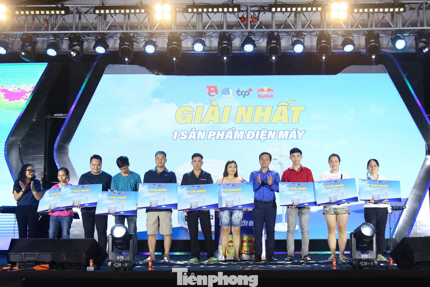 Hàng chục phần quà bốc thăm trúng thưởng được trao tặng cho thanh niên công nhân Hàng chục phần quà bốc thăm trúng thưởng được trao tặng cho thanh niên công nhân