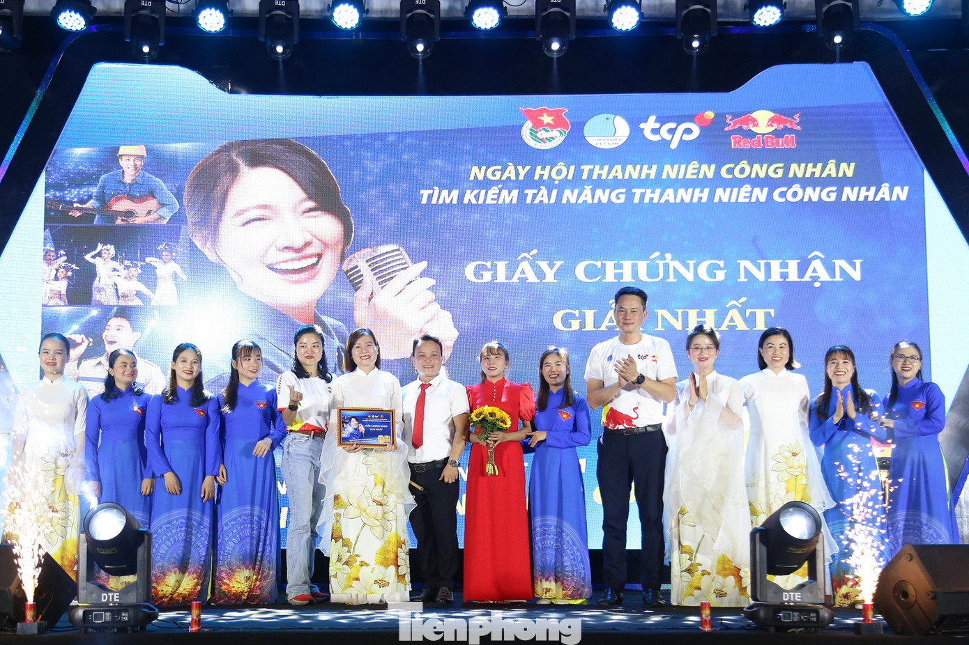 BTC trao giải nhất cho đơn vị Quận Đoàn Liên Chiểu. BTC trao giải nhất cho đơn vị Quận Đoàn Liên Chiểu.