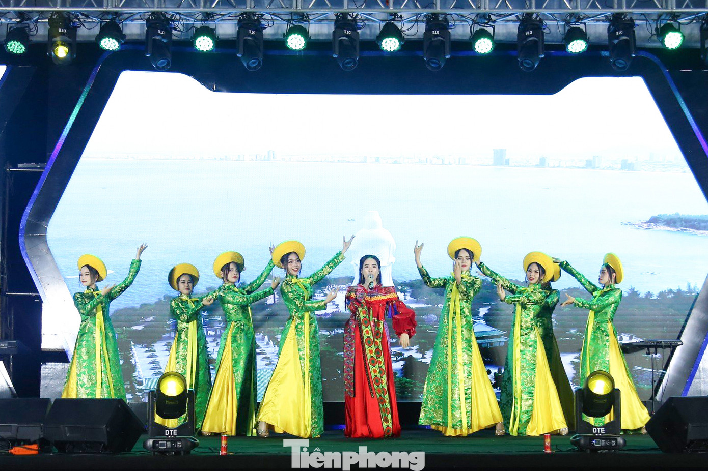 Các tiết mục nghệ thuật sôi động trình diễn xuyên suốt đêm nhạc hội. Các tiết mục nghệ thuật sôi động trình diễn xuyên suốt đêm nhạc hội.