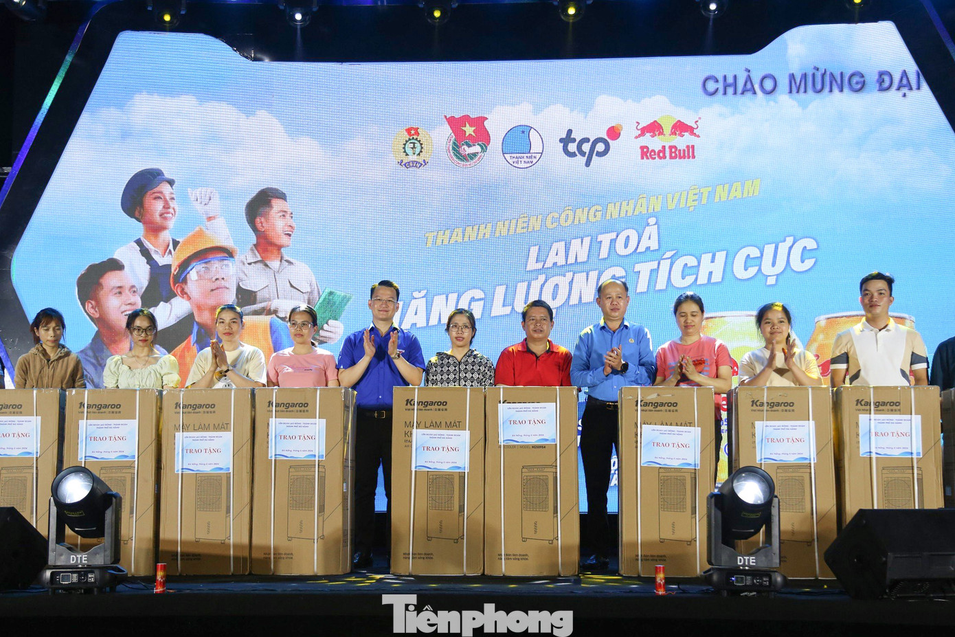 Trao tặng 20 quạt nước cho các hộ gia đình công nhân có hoàn cảnh khó khăn đang lưu trú tại các khu nhà trọ trong đợt nắng nóng cao điểm. Trao tặng 20 quạt nước cho các hộ gia đình công nhân có hoàn cảnh khó khăn đang lưu trú tại các khu nhà trọ trong đợt nắng nóng cao điểm.