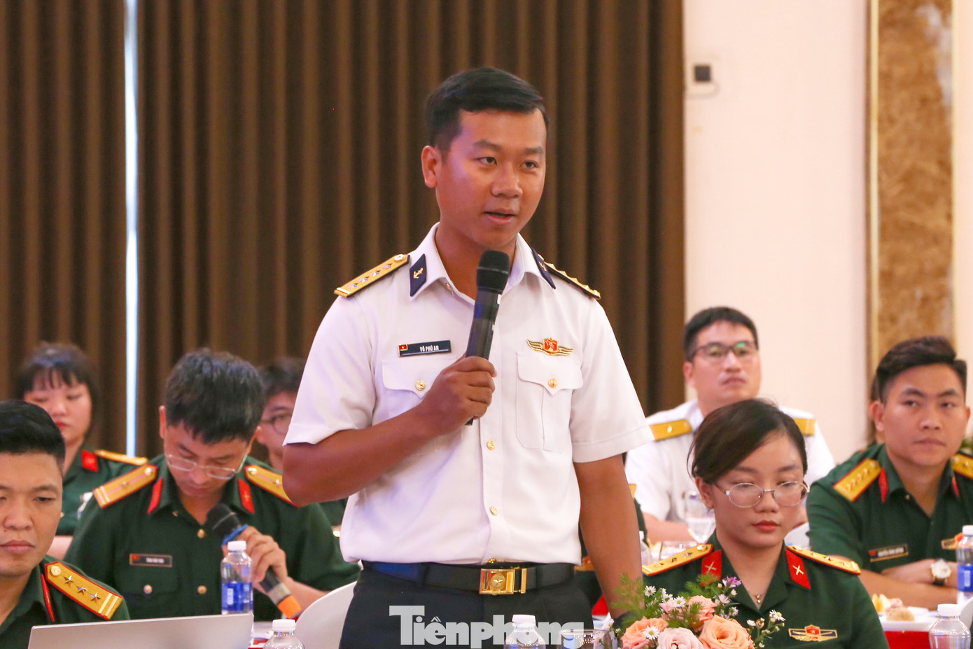 Sĩ quan trẻ hai nước hiến kế để phát triển quân đội mỗi nước cũng như tăng cường hợp tác, ứng dụng khoa học công nghệ trong thời đại 4.0